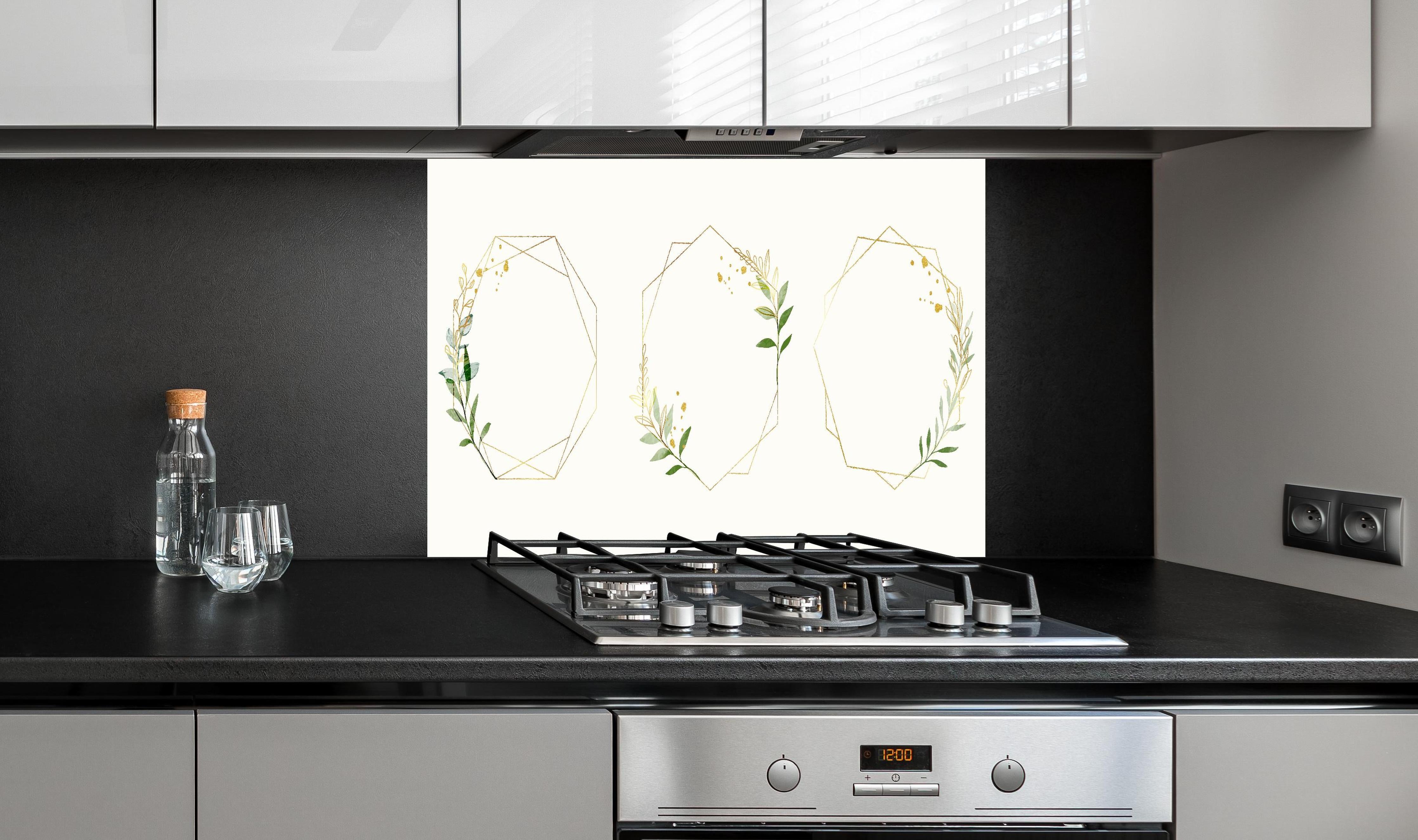 Spritzschutz - Geometrische Hexagon Blumenrahmen Illustrationen hinter einem Cerankochfeld zwischen Holz-Kochutensilien