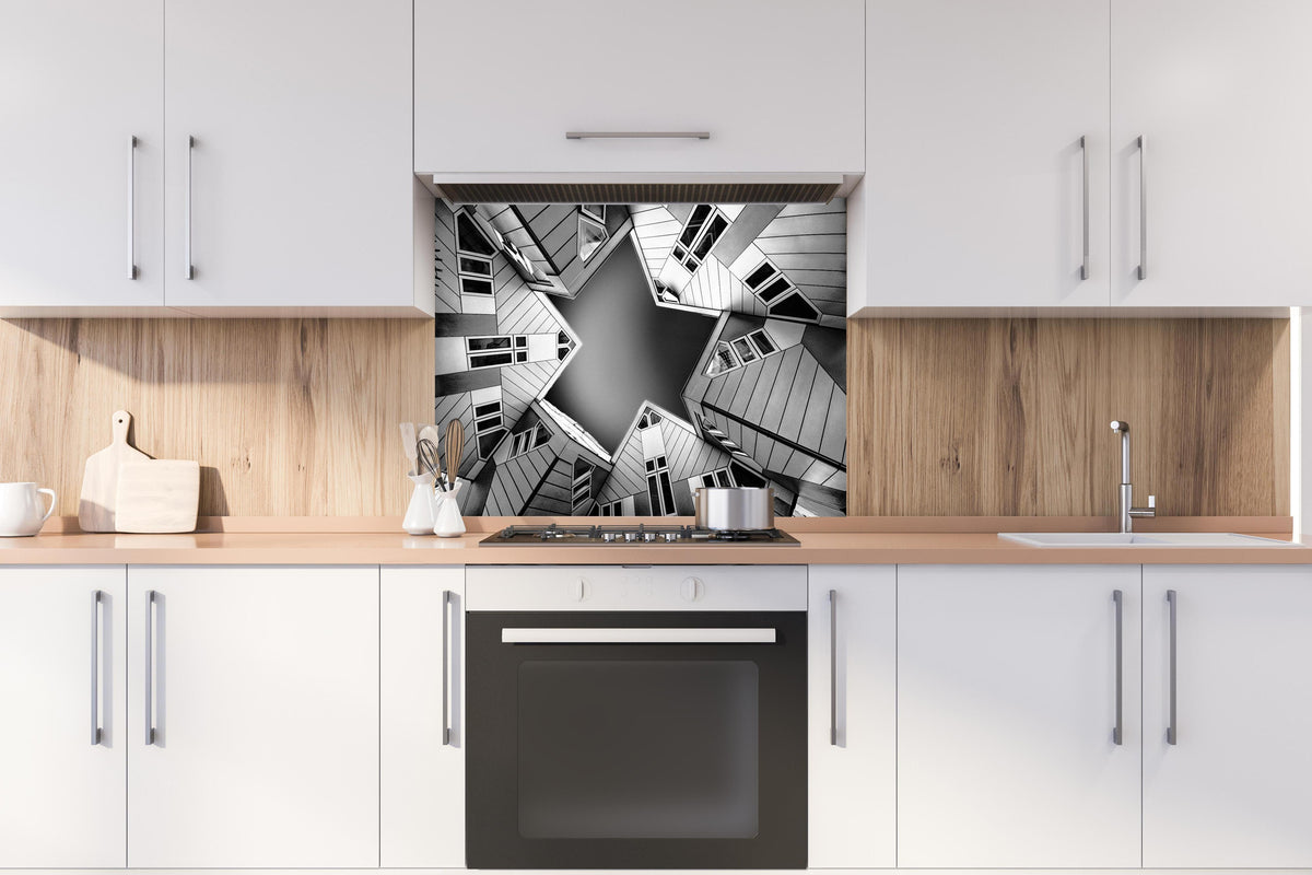 Spritzschutz - Geometrische Kubushäuser Architektur Schwarz-Weiß hinter einem Cerankochfeld zwischen Holz-Kochutensilien