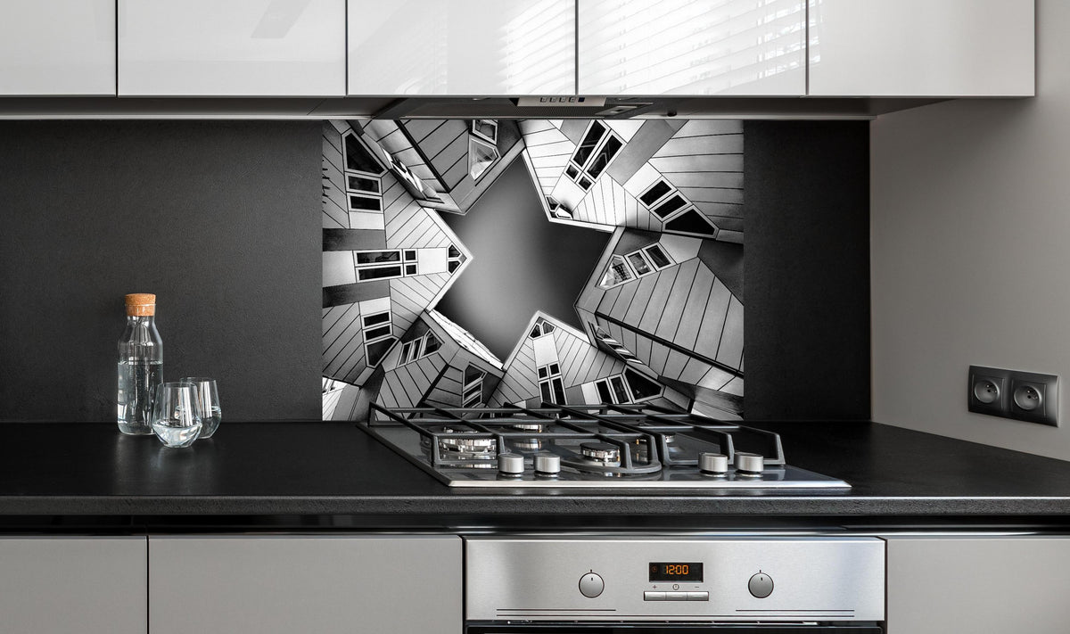 Spritzschutz - Geometrische Kubushäuser Architektur Schwarz-Weiß hinter einem Cerankochfeld zwischen Holz-Kochutensilien