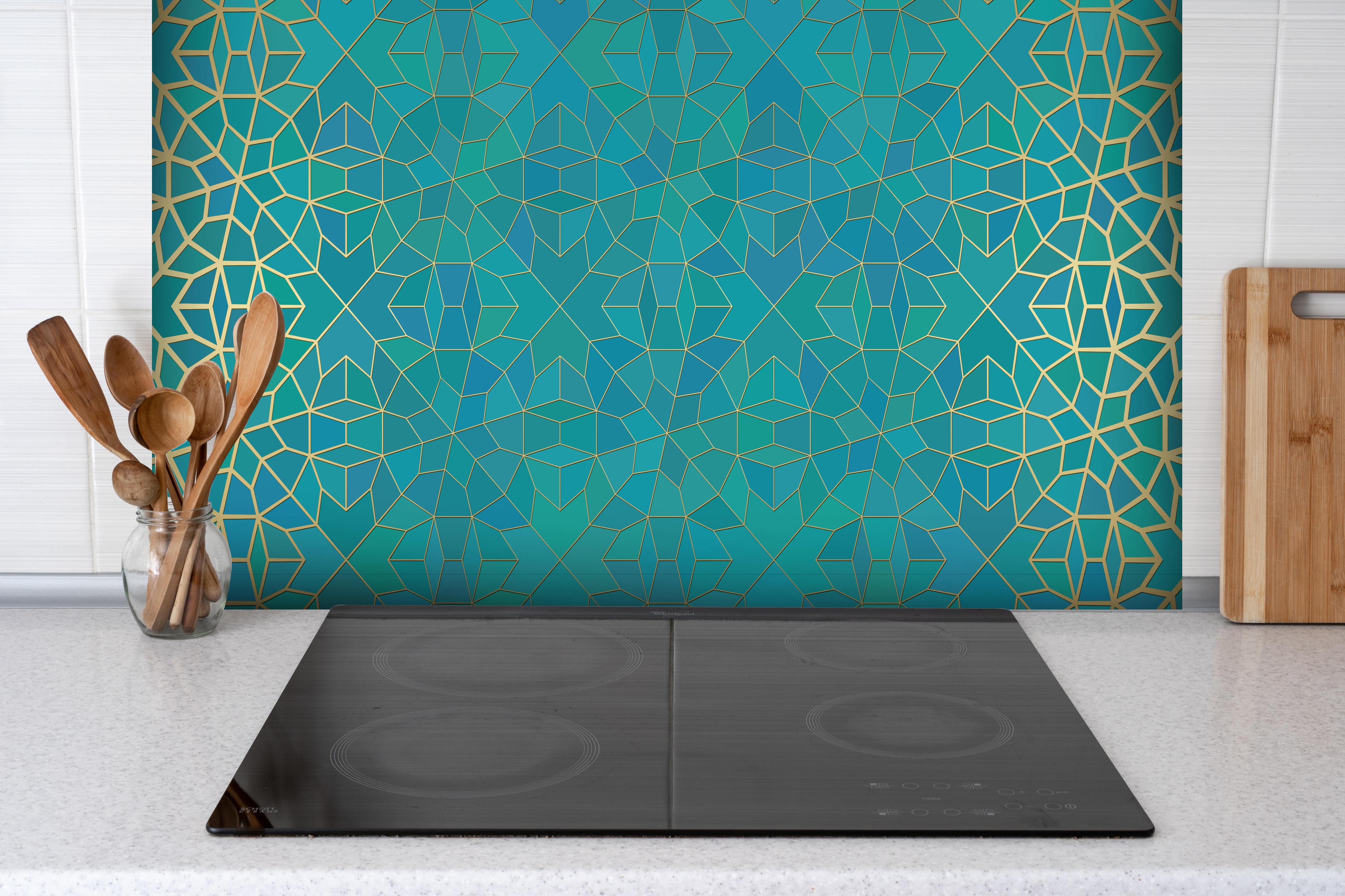 Spritzschutz - Geometrische Muster hinter einem Cerankochfeld zwischen Holz-Kochutensilien