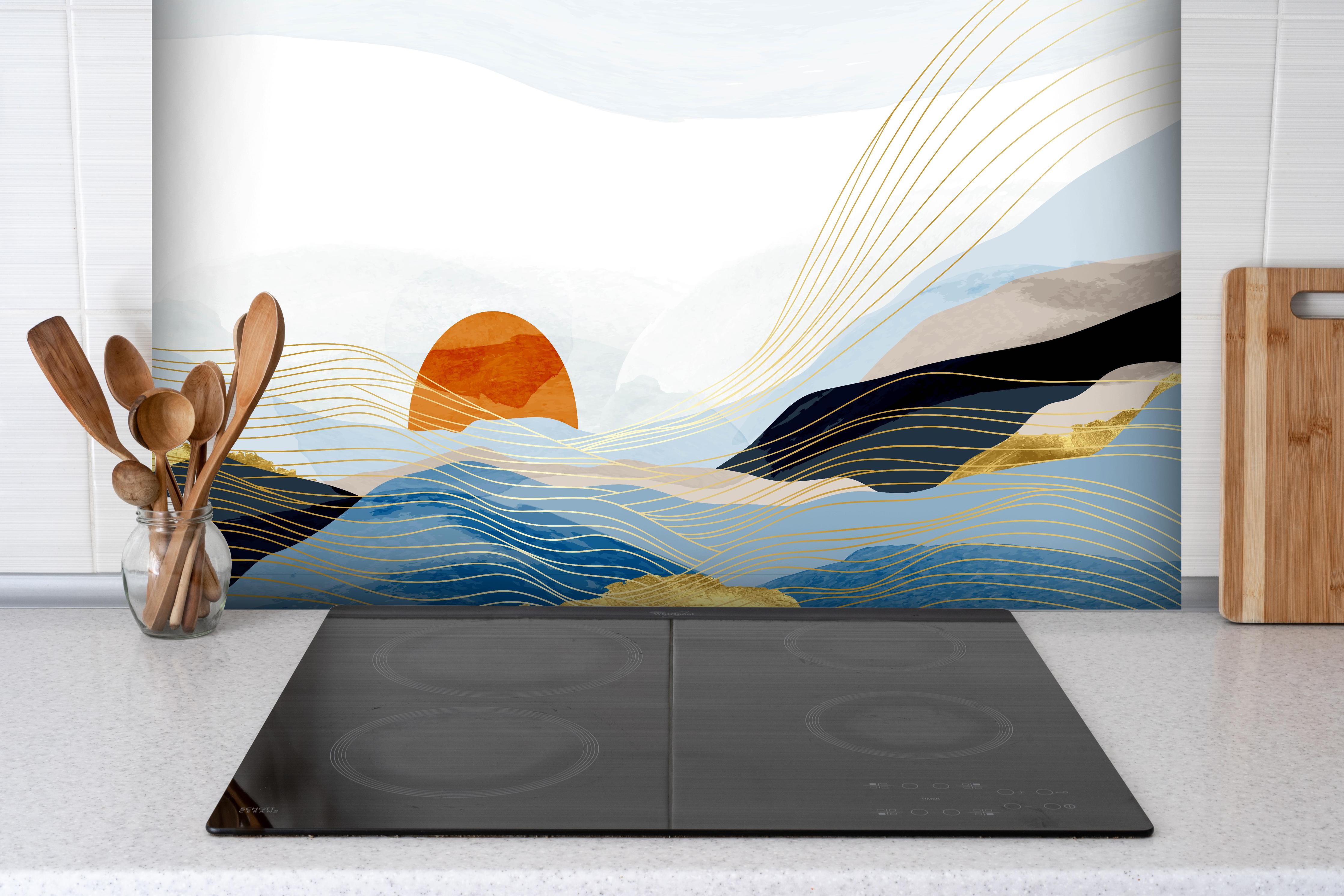 Spritzschutz - Geometrische Sonne und Wellen Illustration hinter einem Cerankochfeld zwischen Holz-Kochutensilien