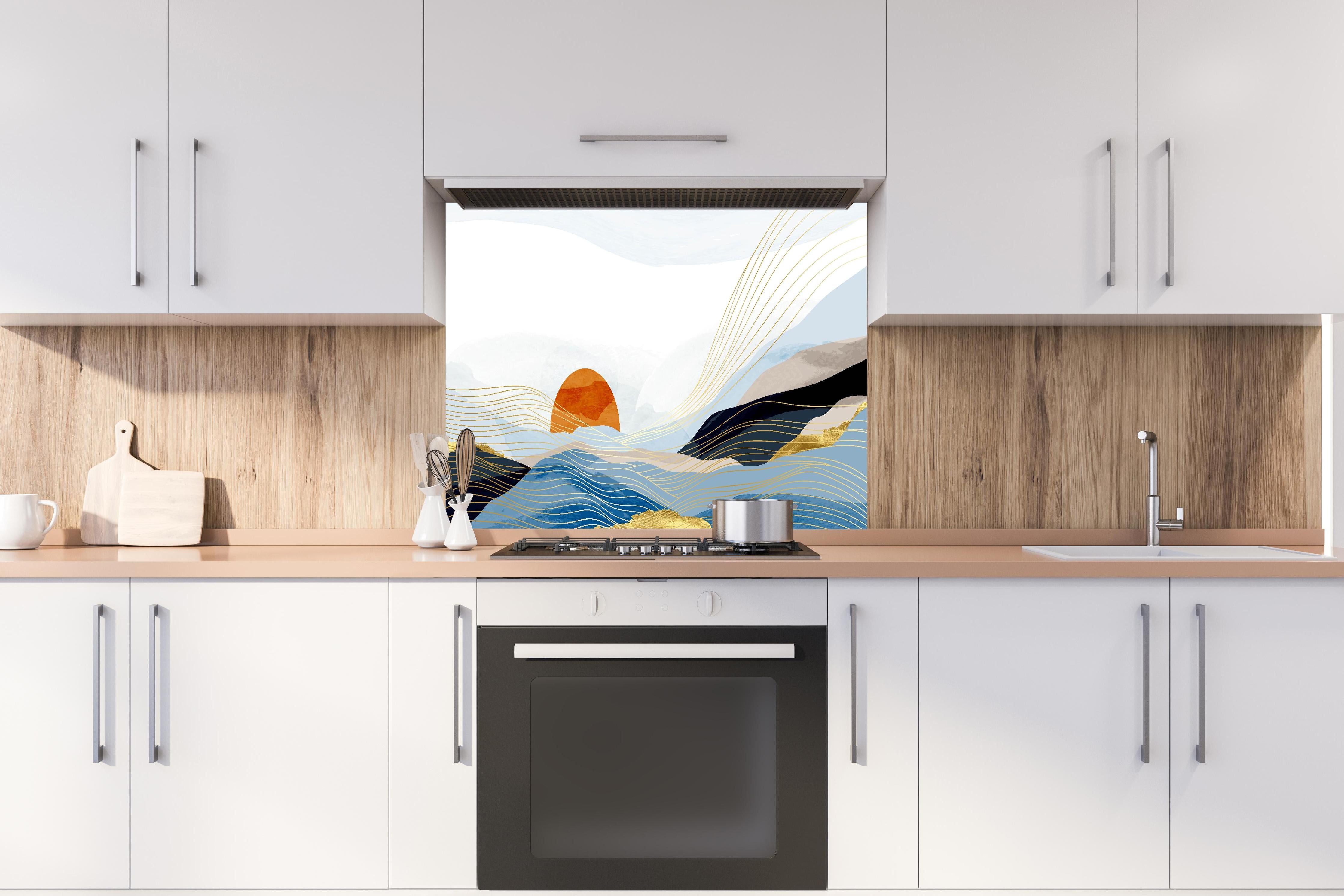 Spritzschutz - Geometrische Sonne und Wellen Illustration hinter einem Cerankochfeld zwischen Holz-Kochutensilien