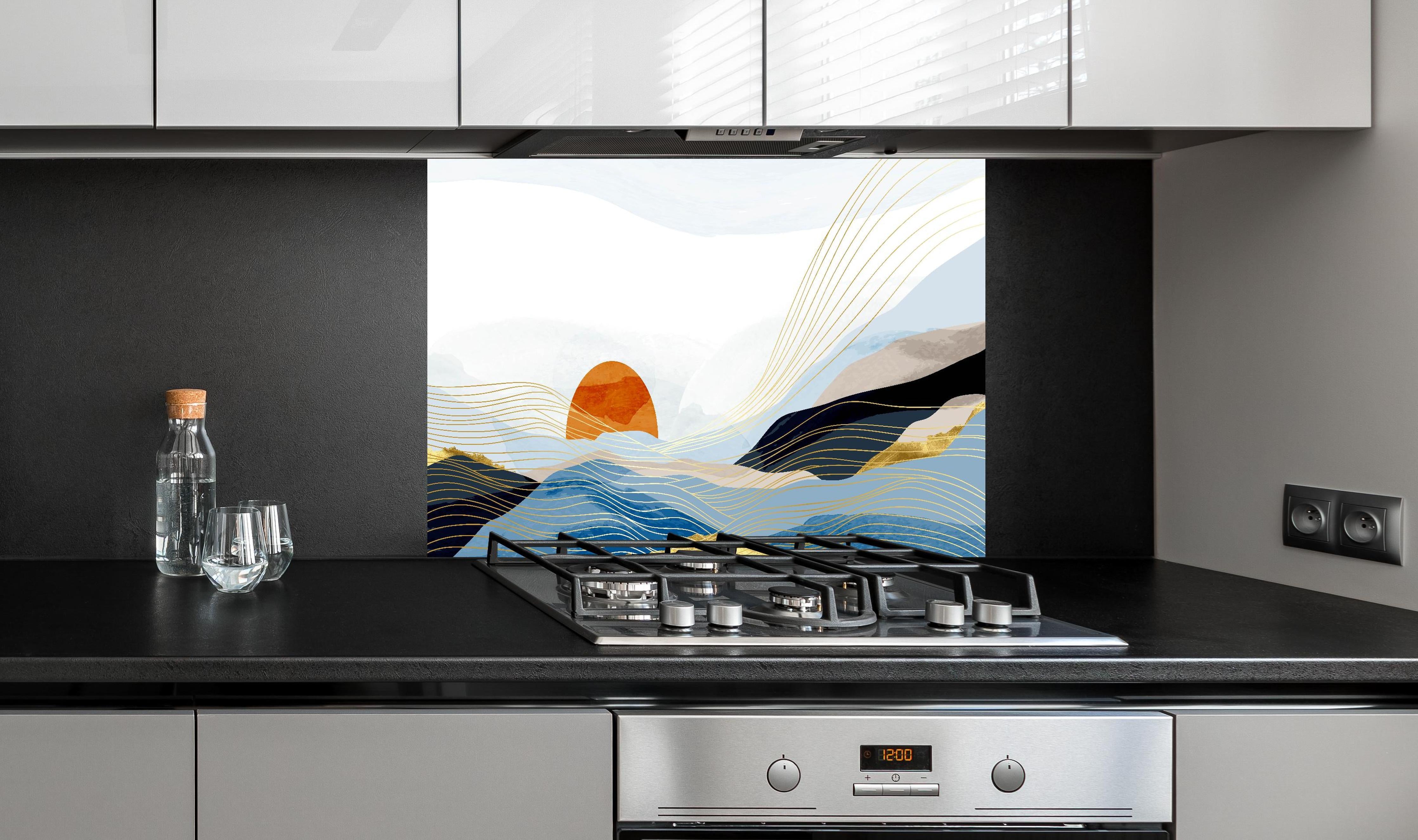 Spritzschutz - Geometrische Sonne und Wellen Illustration hinter einem Cerankochfeld zwischen Holz-Kochutensilien