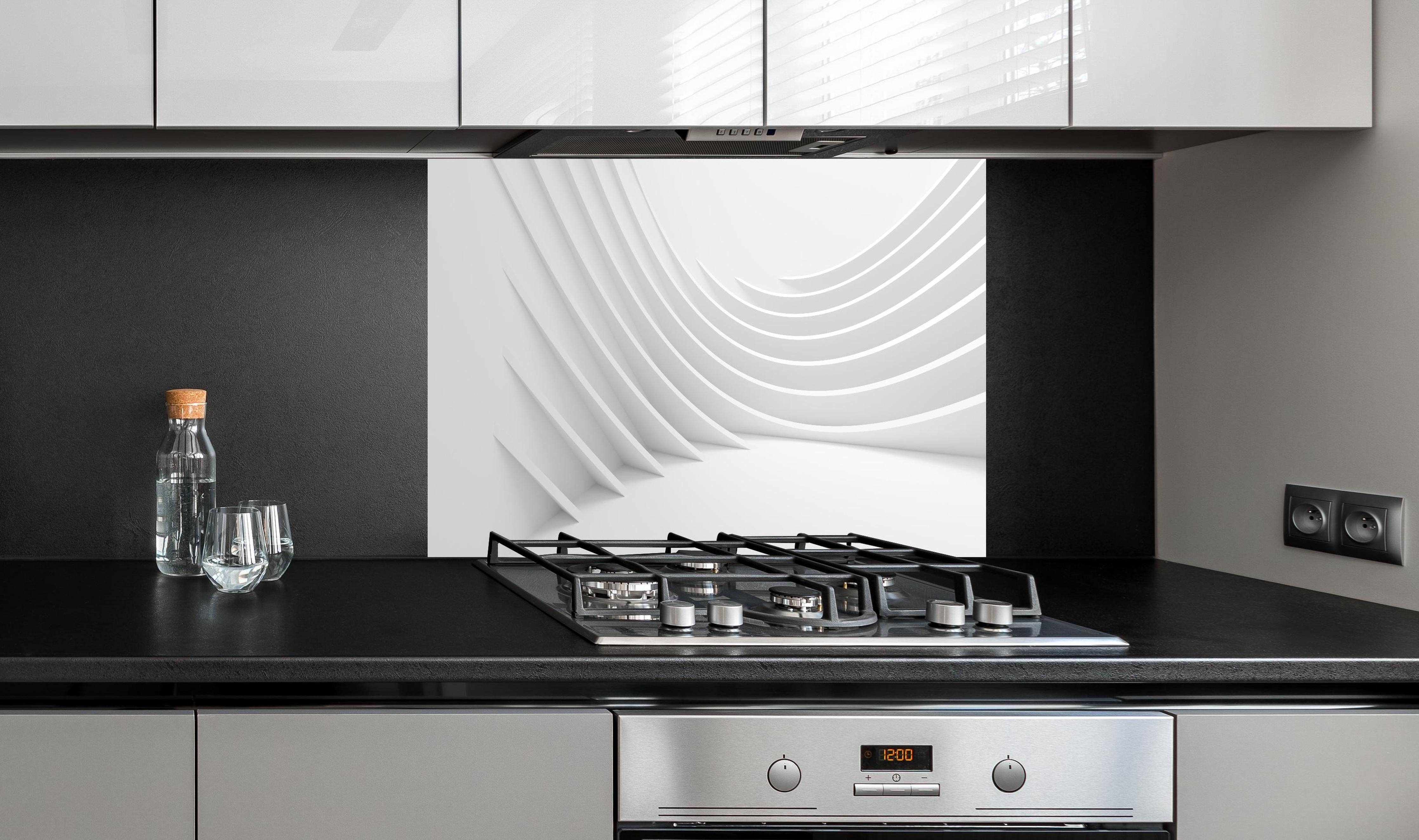 Spritzschutz - Geometrischer Minimal Weiß-Grau Hintergrund hinter einem Cerankochfeld zwischen Holz-Kochutensilien