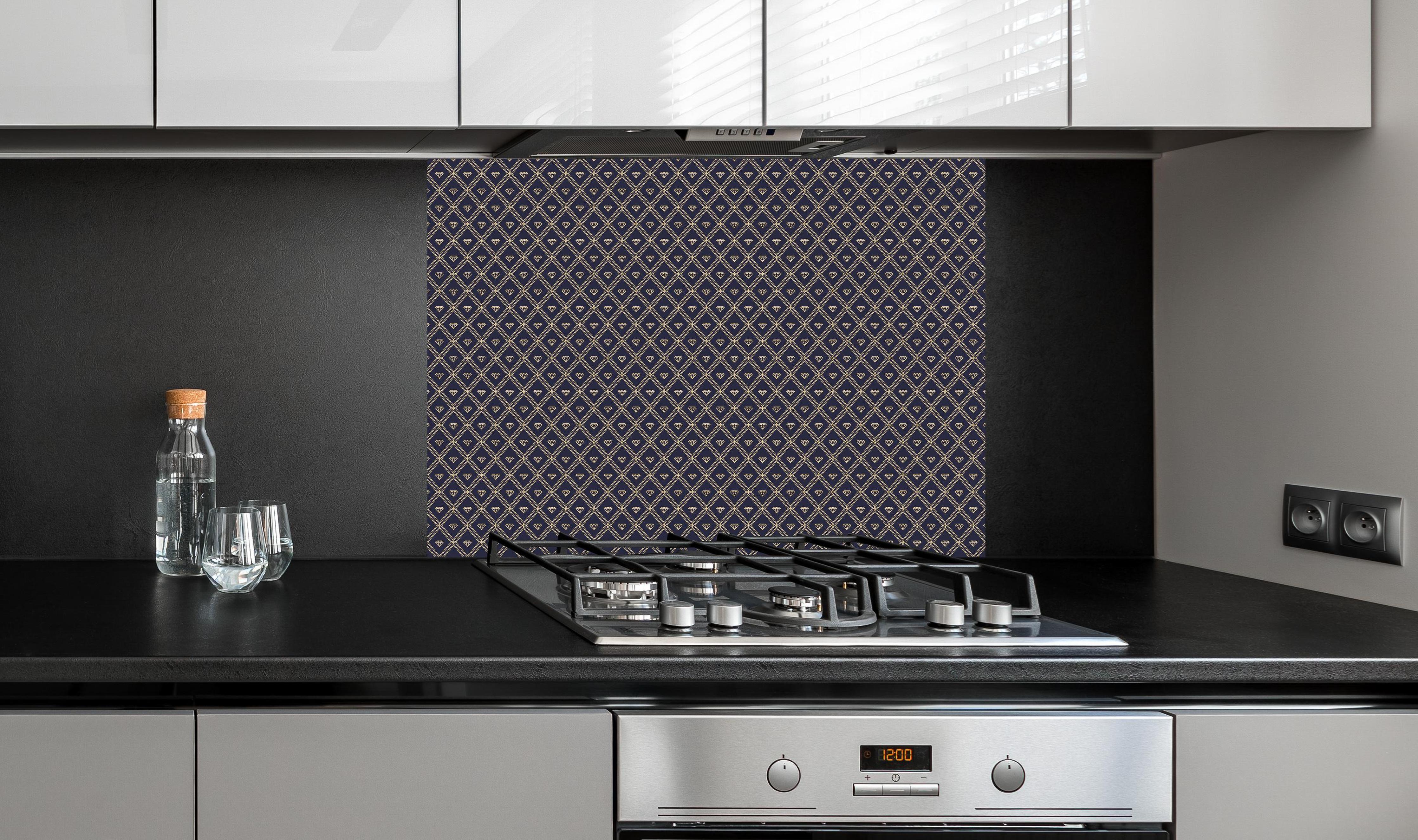 Spritzschutz - Geometrisches Design Dunkelblauer Rauten-Muster hinter einem Cerankochfeld zwischen Holz-Kochutensilien