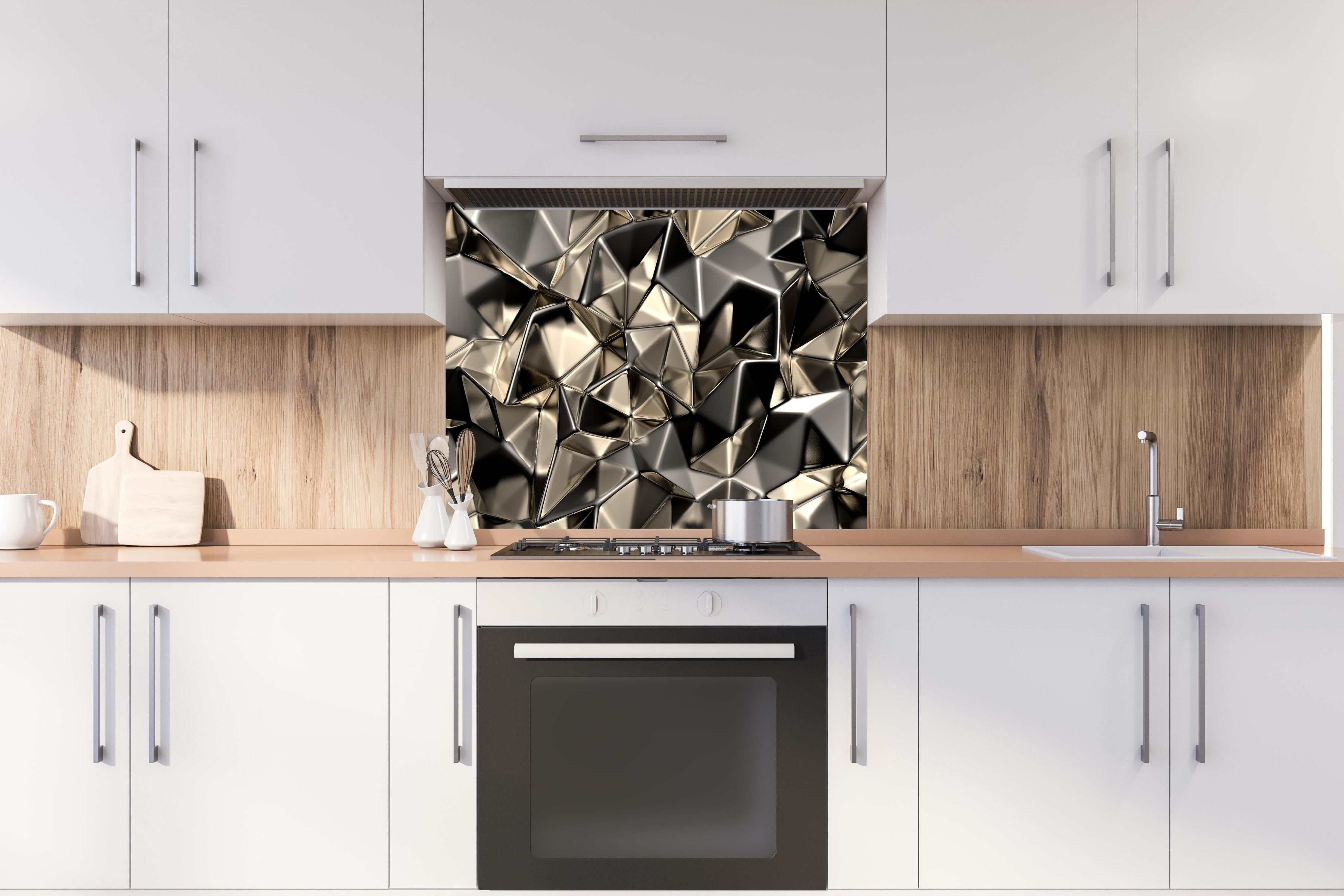 Spritzschutz - Geometrisches Dreiecksmuster in Metall-Optik hinter einem Cerankochfeld zwischen Holz-Kochutensilien