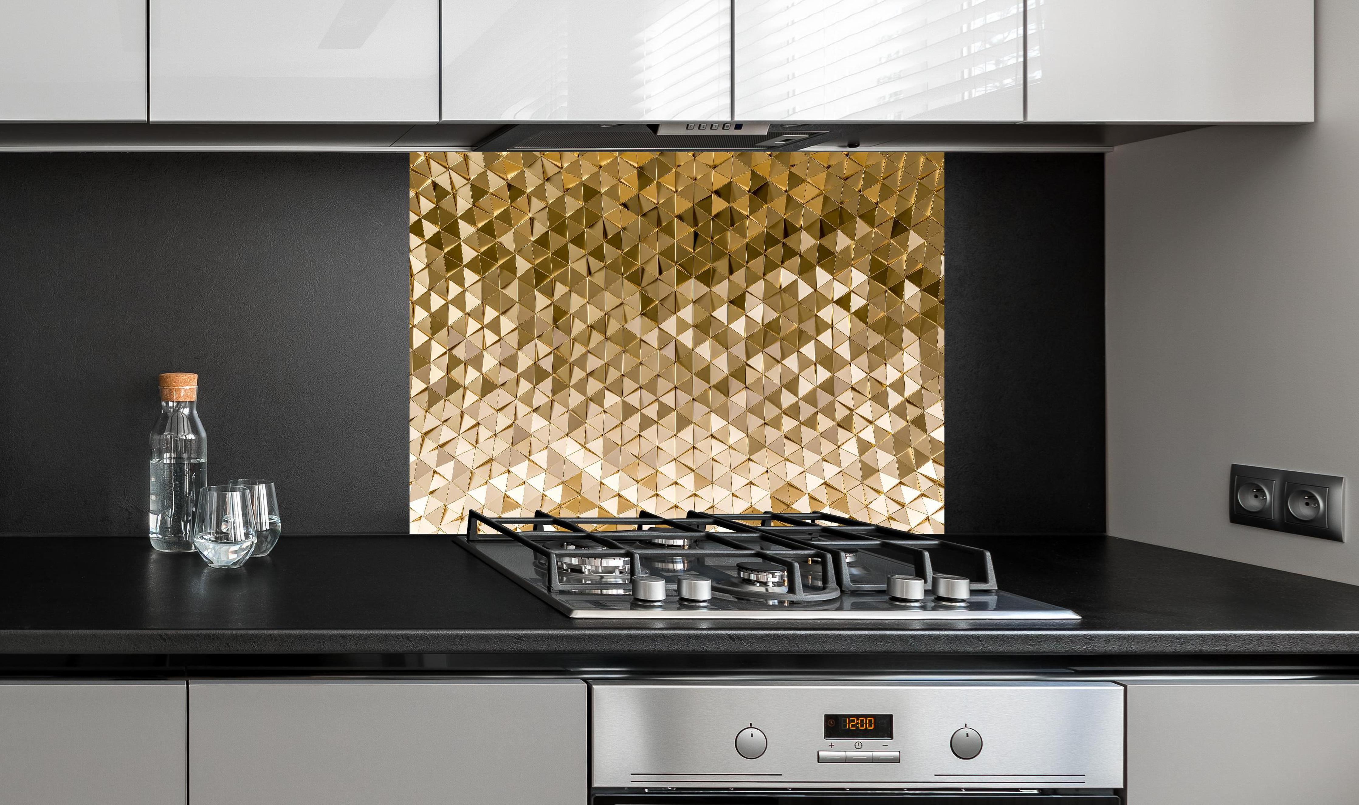 Spritzschutz - Geometrisches Gold-Dreieck-Kurvenmuster hinter einem Cerankochfeld zwischen Holz-Kochutensilien