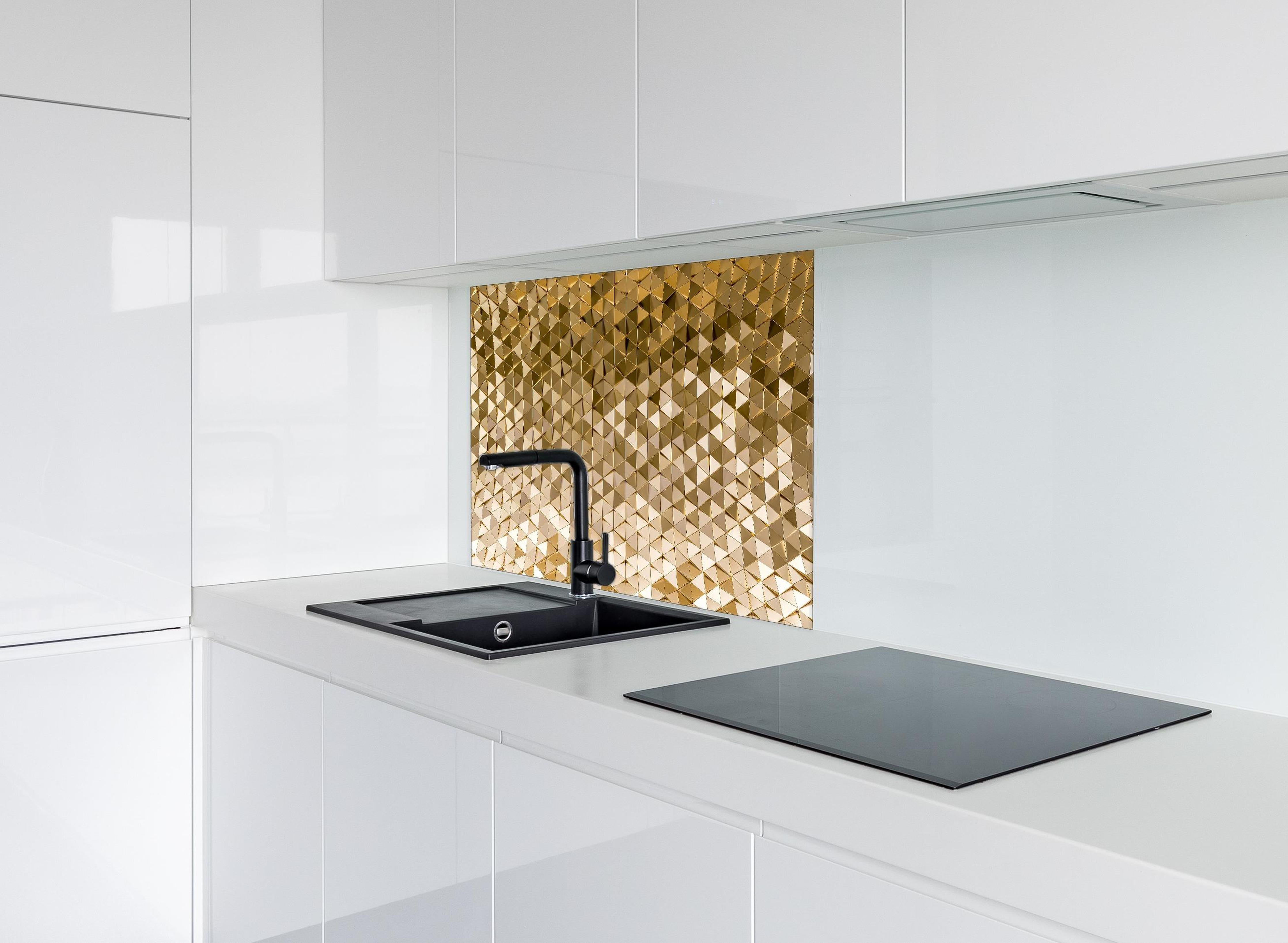 Spritzschutz - Geometrisches Gold-Dreieck-Kurvenmuster hinter einem Cerankochfeld zwischen Holz-Kochutensilien