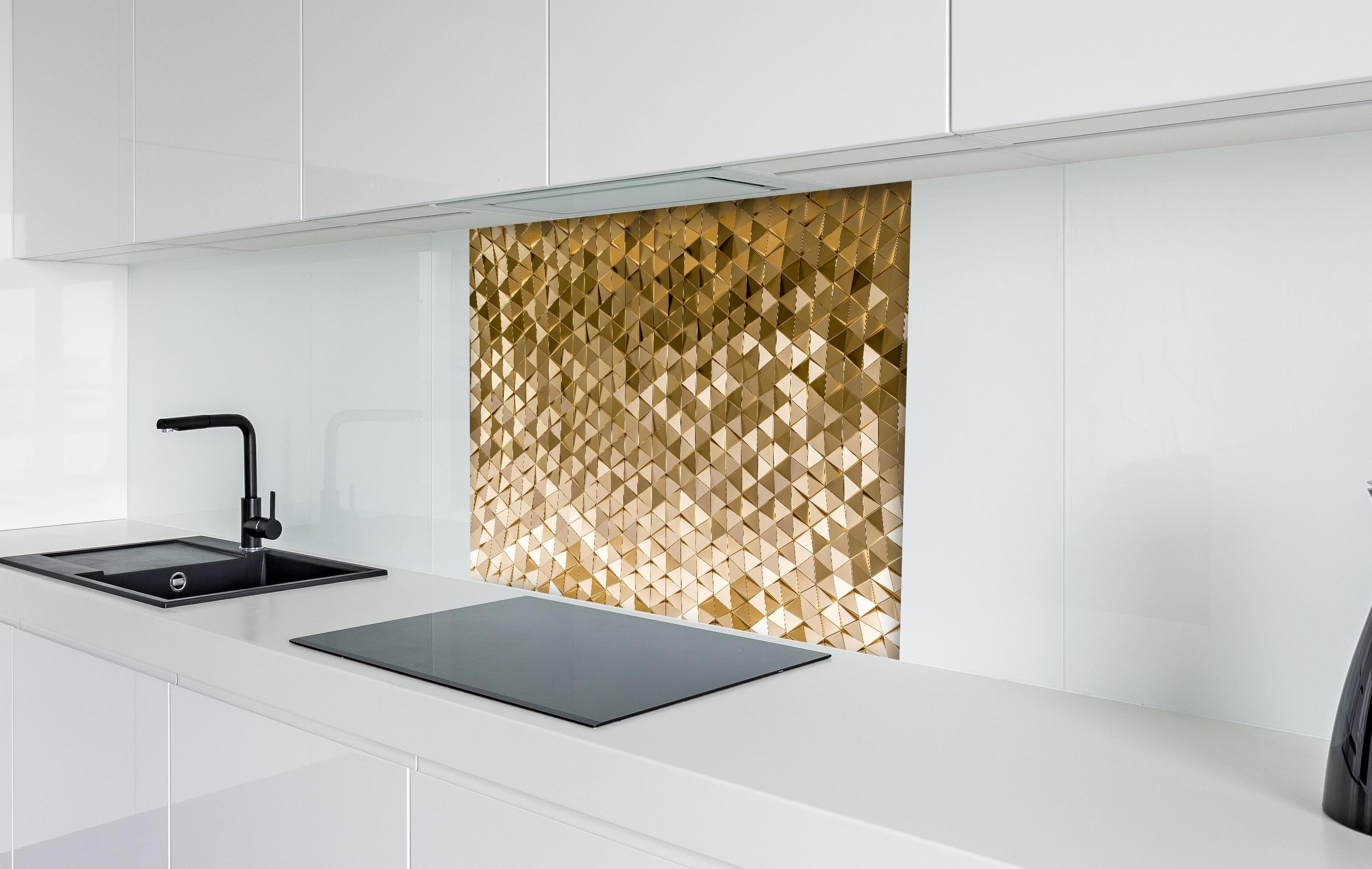 Spritzschutz - Geometrisches Gold-Dreieck-Kurvenmuster hinter einem Cerankochfeld zwischen Holz-Kochutensilien