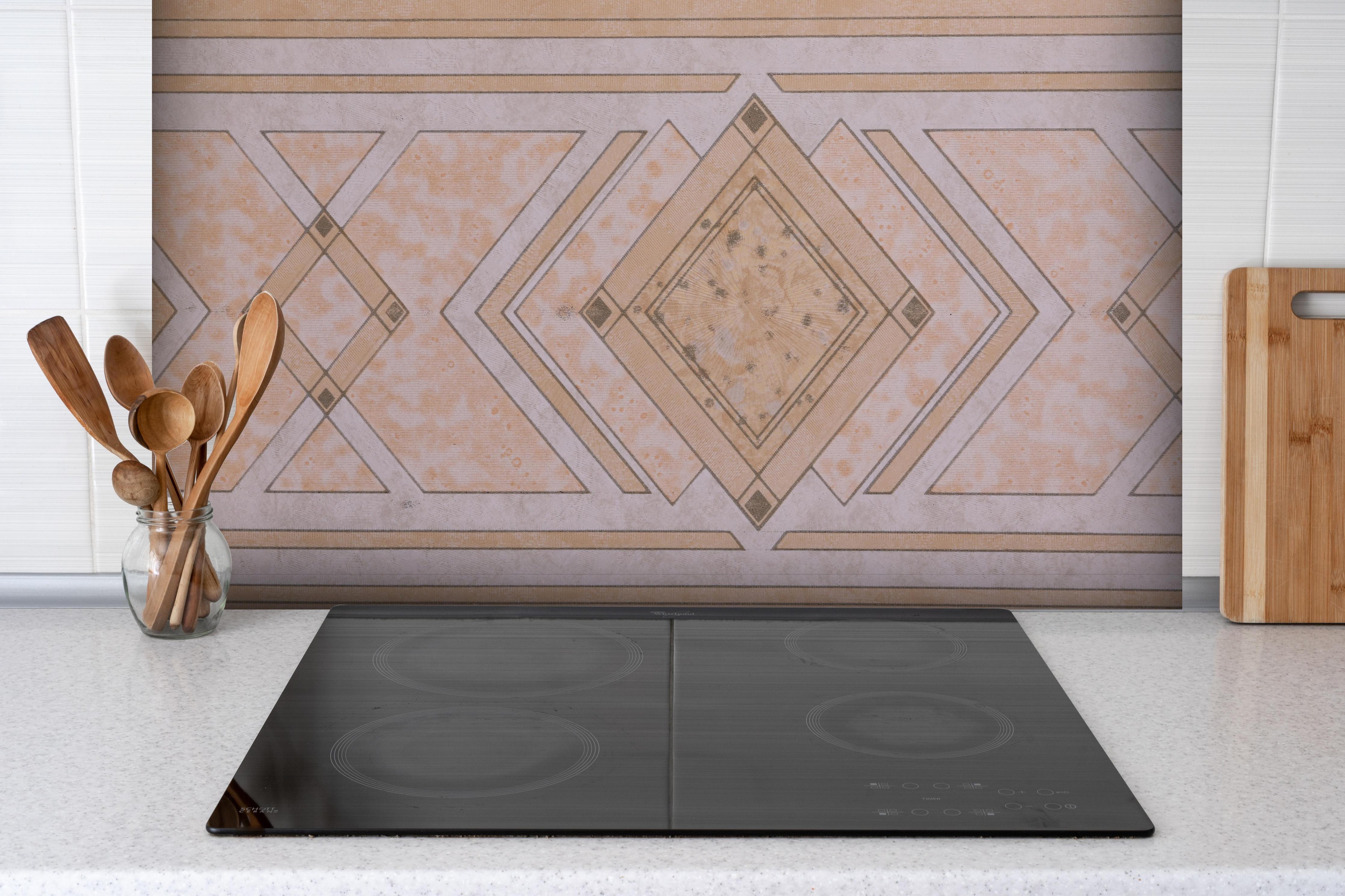 Spritzschutz - Geometrisches Kunstmuster - Modern hinter einem Cerankochfeld zwischen Holz-Kochutensilien