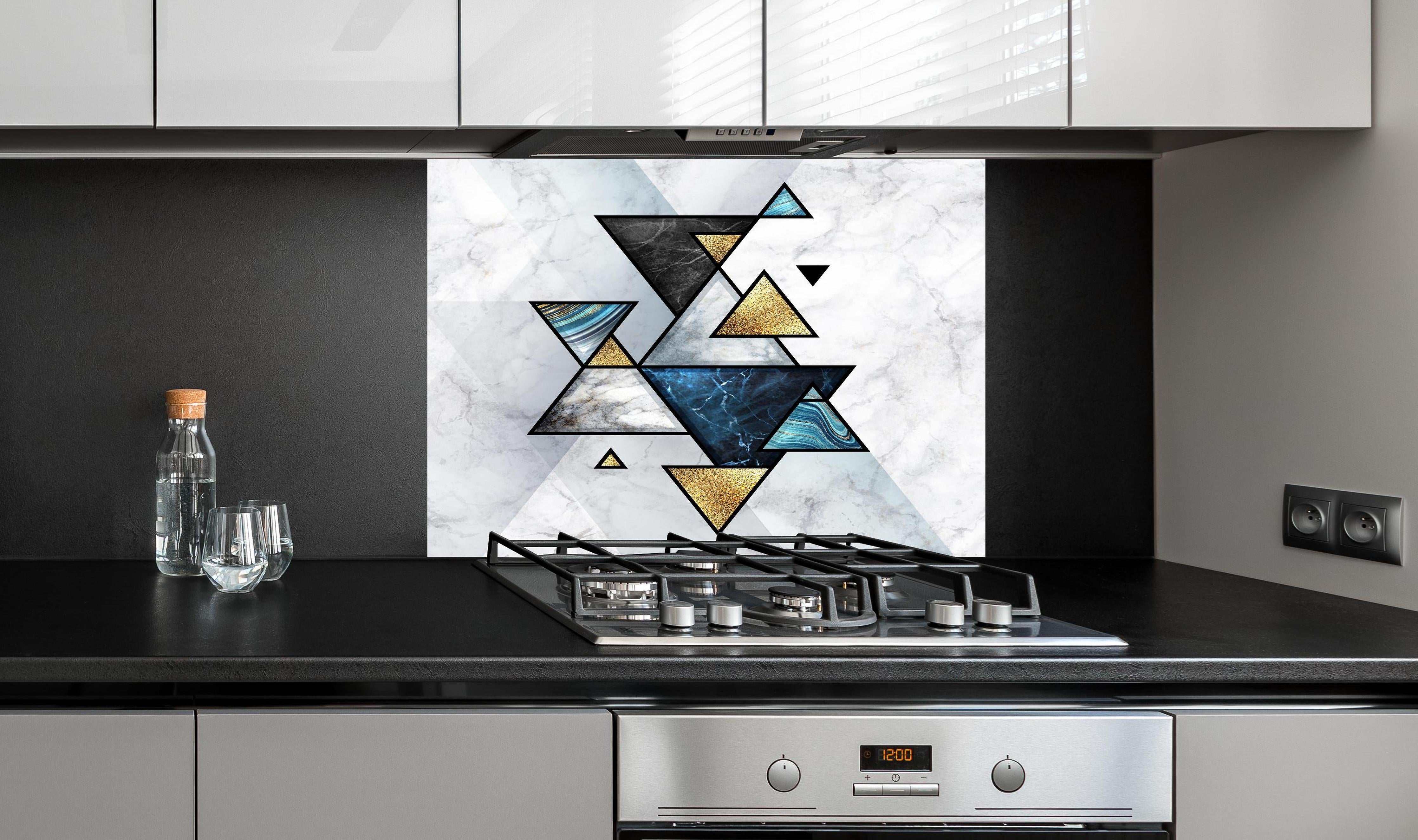 Spritzschutz - Geometrisches Marmor Mosaik Kunstwerk hinter einem Cerankochfeld zwischen Holz-Kochutensilien