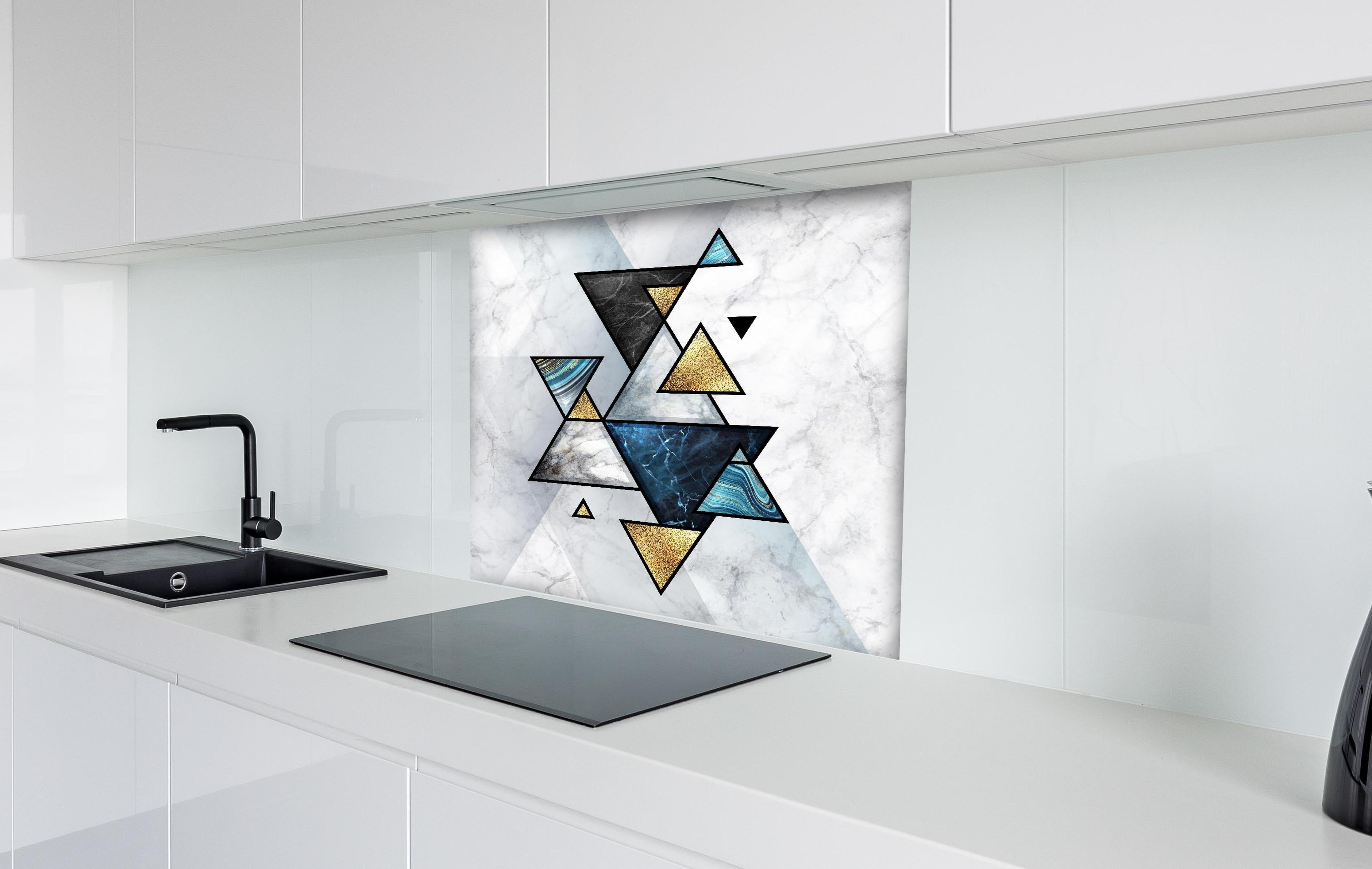 Spritzschutz - Geometrisches Marmor Mosaik Kunstwerk hinter einem Cerankochfeld zwischen Holz-Kochutensilien