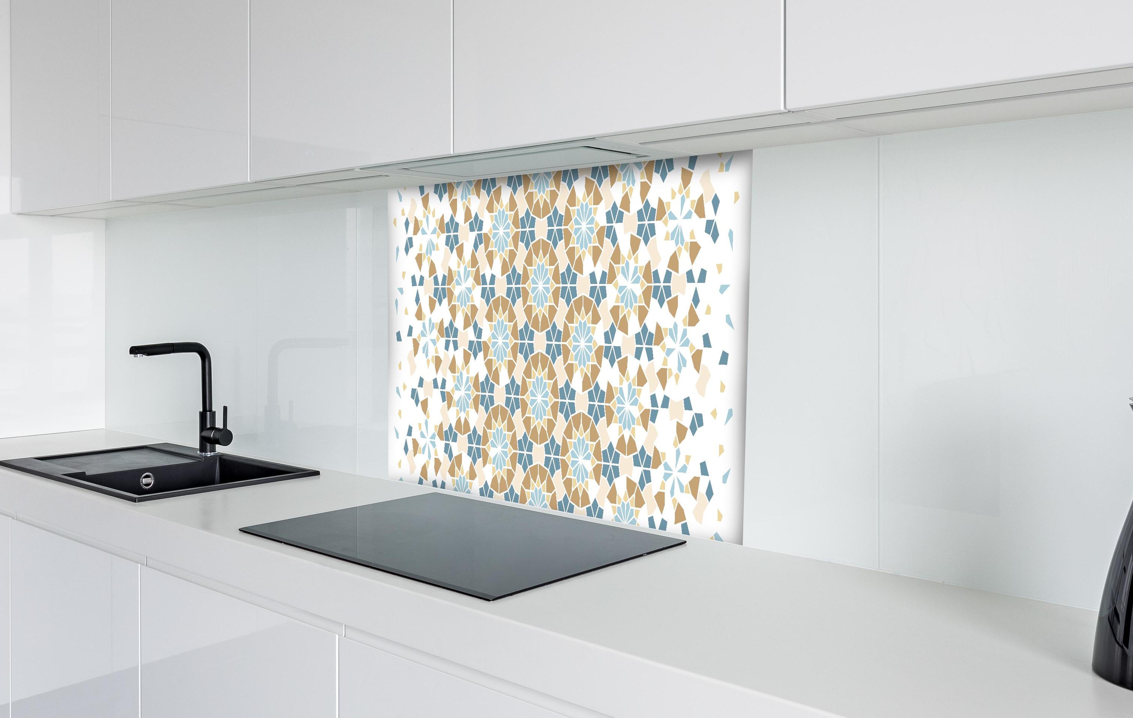 Spritzschutz - Geometrisches Mosaik-Design in Pastelltönen hinter einem Cerankochfeld zwischen Holz-Kochutensilien