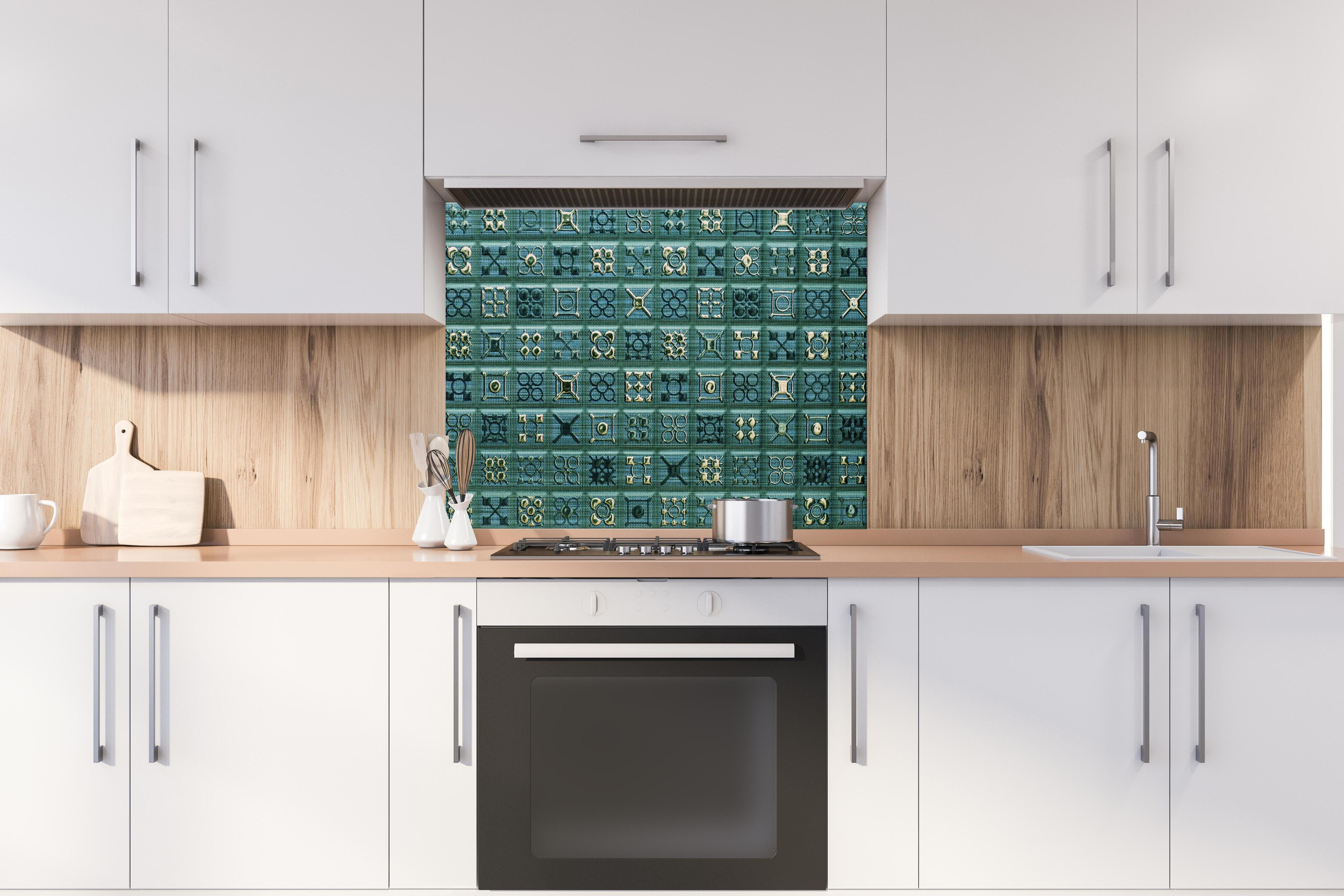 Spritzschutz - Geometrisches Mosaik Fliesendesign Türkis hinter einem Cerankochfeld zwischen Holz-Kochutensilien