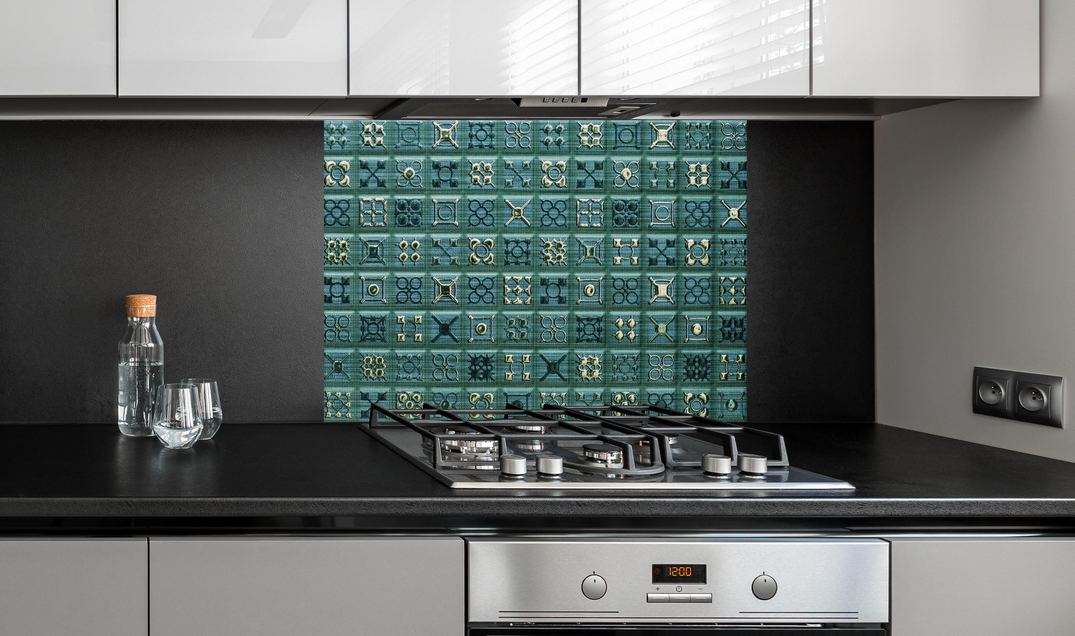 Spritzschutz - Geometrisches Mosaik Fliesendesign Türkis hinter einem Cerankochfeld zwischen Holz-Kochutensilien