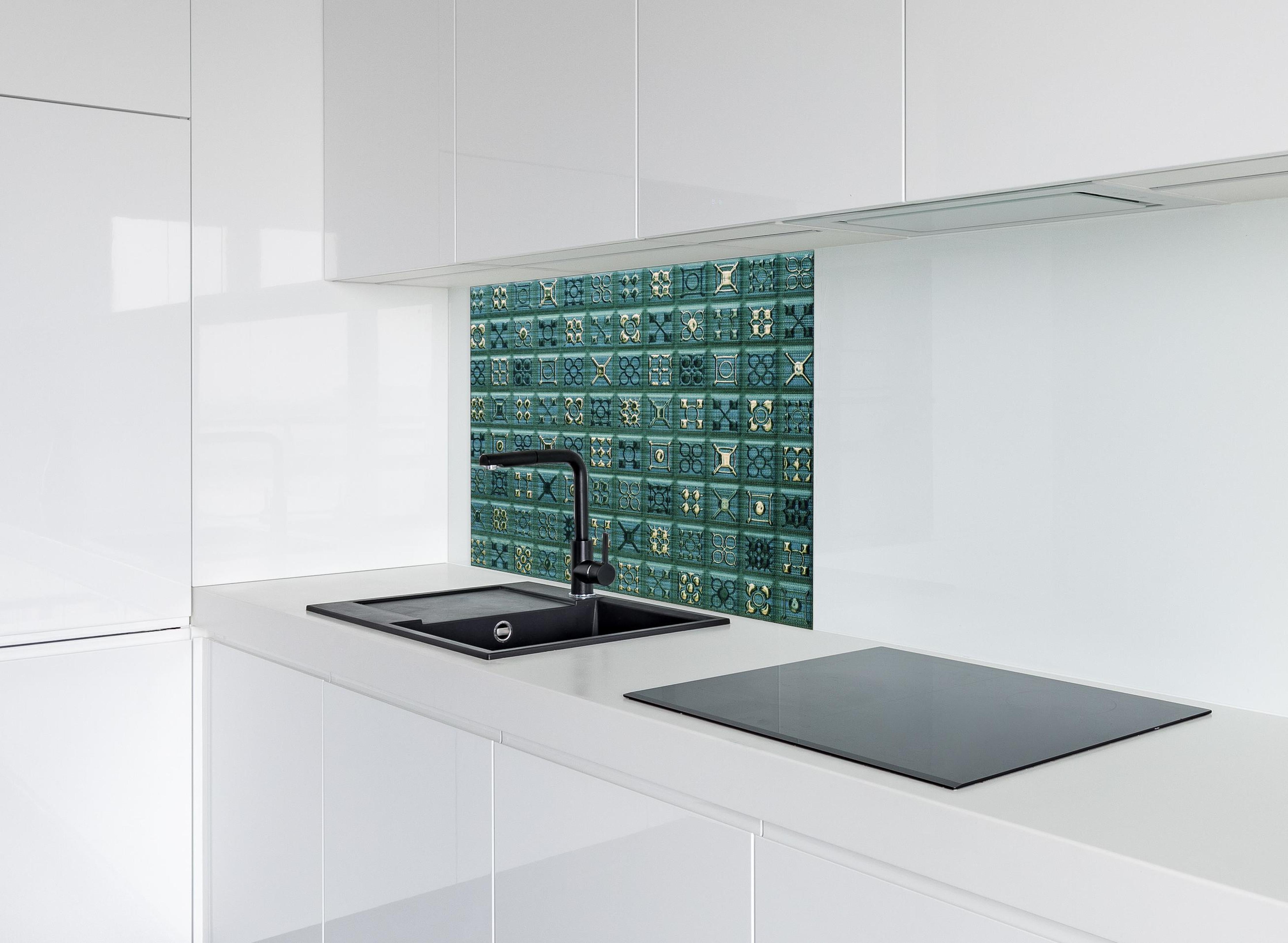 Spritzschutz - Geometrisches Mosaik Fliesendesign Türkis hinter einem Cerankochfeld zwischen Holz-Kochutensilien