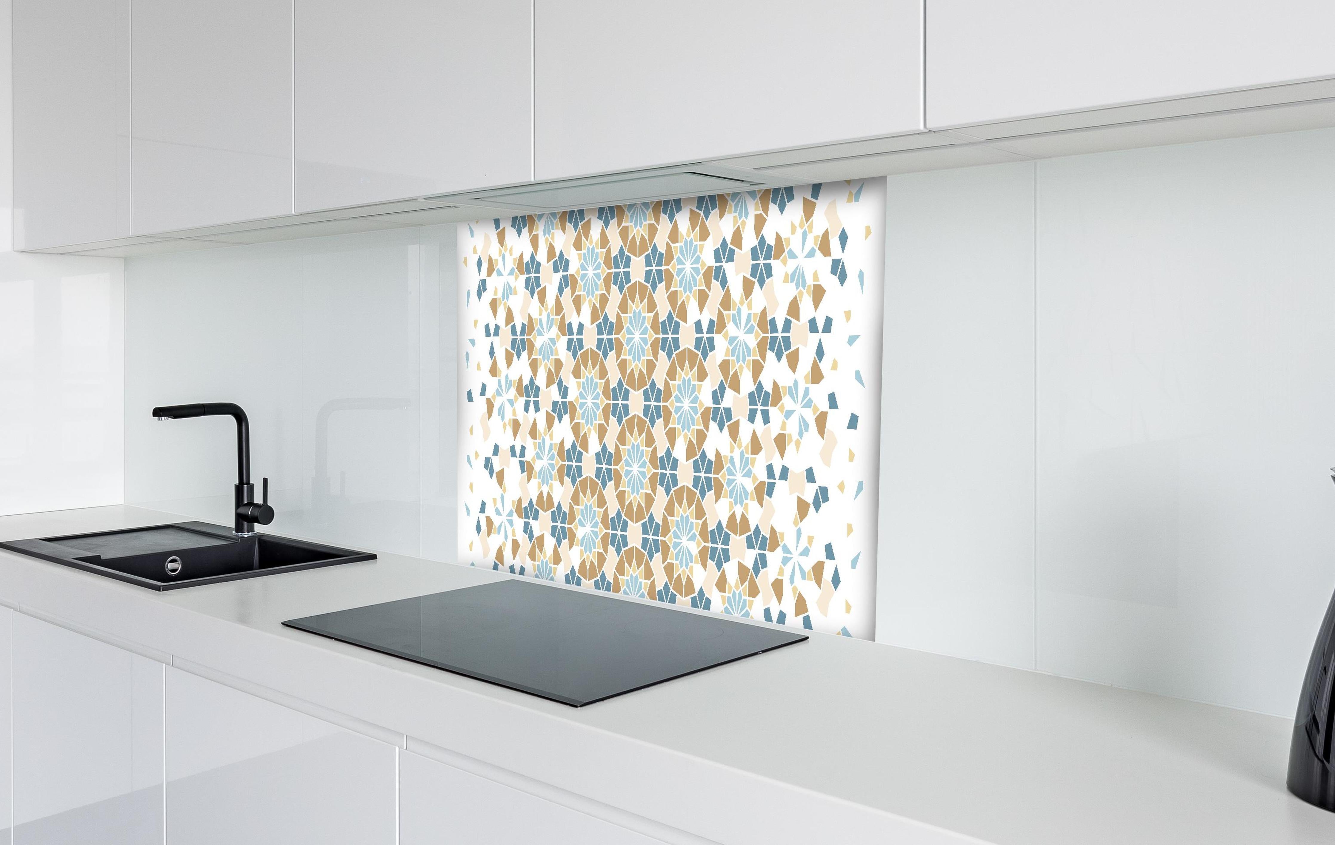 Spritzschutz - Geometrisches Muster in Blau und Beige hinter einem Cerankochfeld zwischen Holz-Kochutensilien