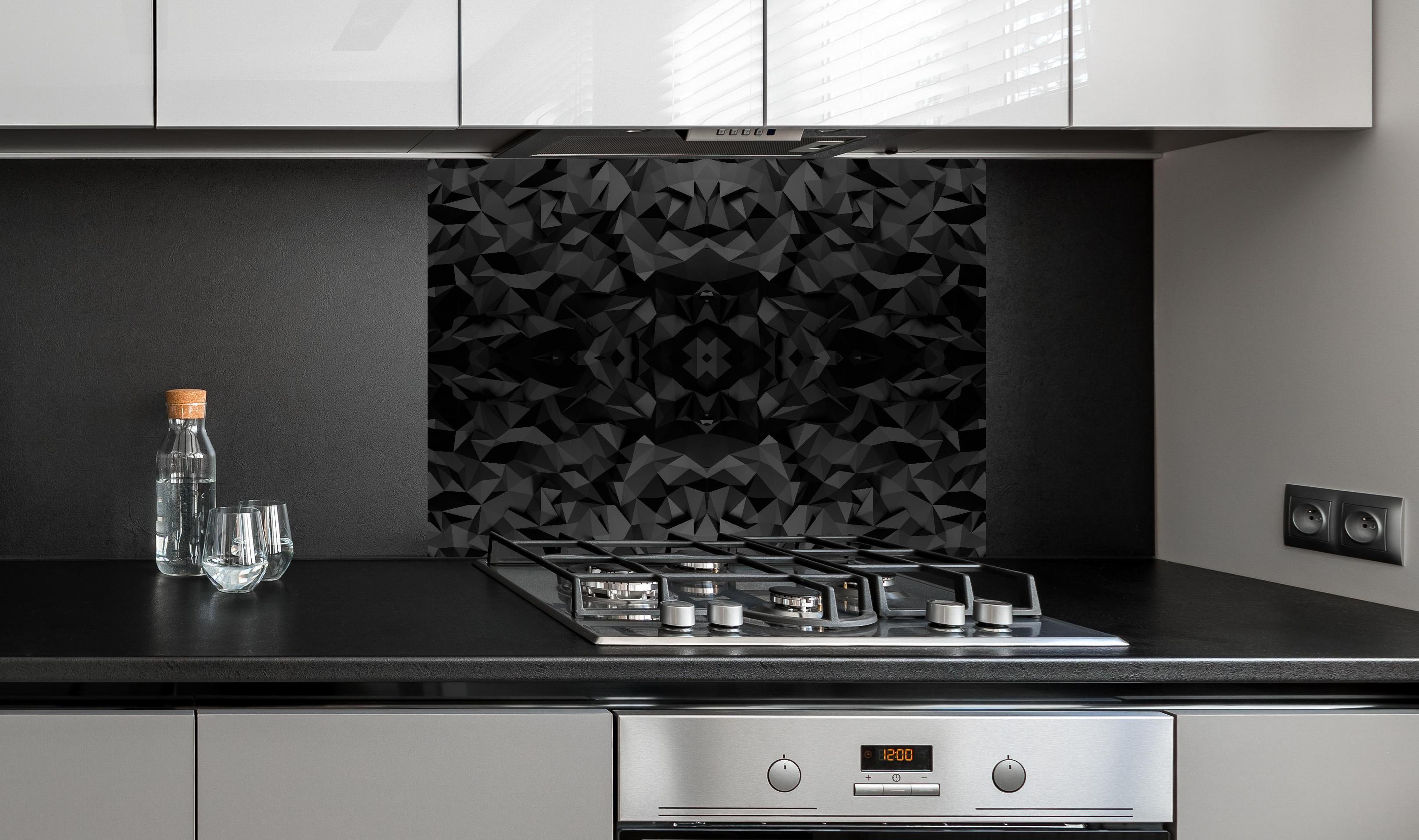 Spritzschutz - Geometrisches Muster in Schwarz und Weiß hinter einem Cerankochfeld zwischen Holz-Kochutensilien