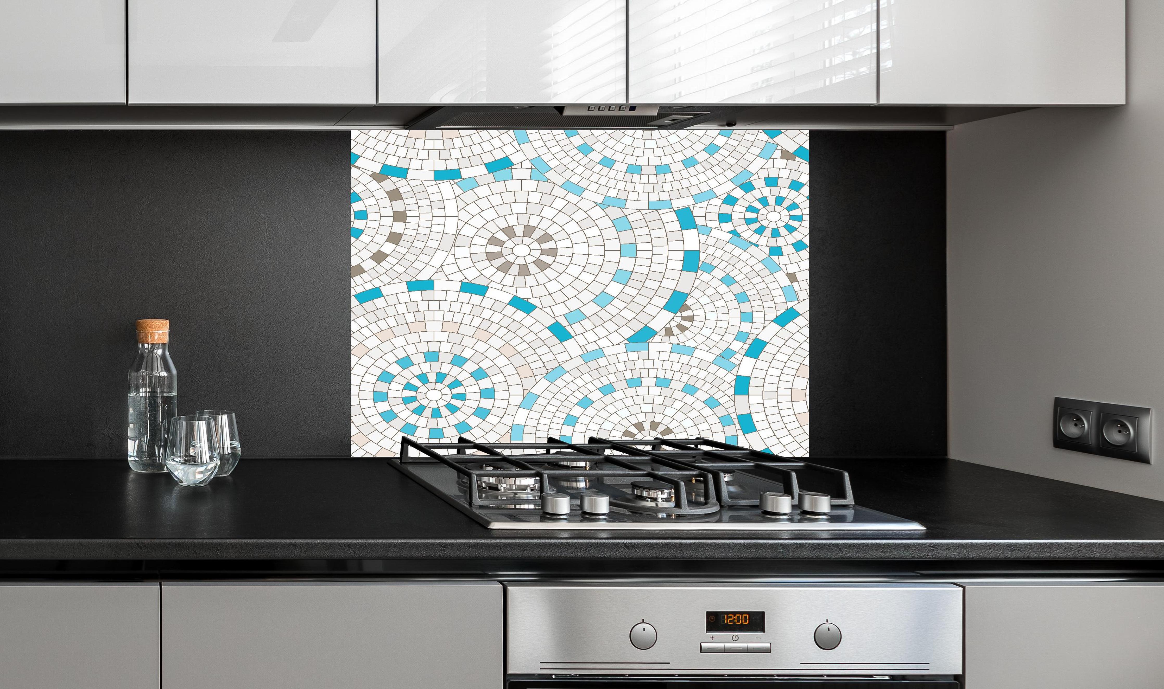 Spritzschutz - Geometrisches Weiß-Blau Mosaik Fliesenmuster hinter einem Cerankochfeld zwischen Holz-Kochutensilien