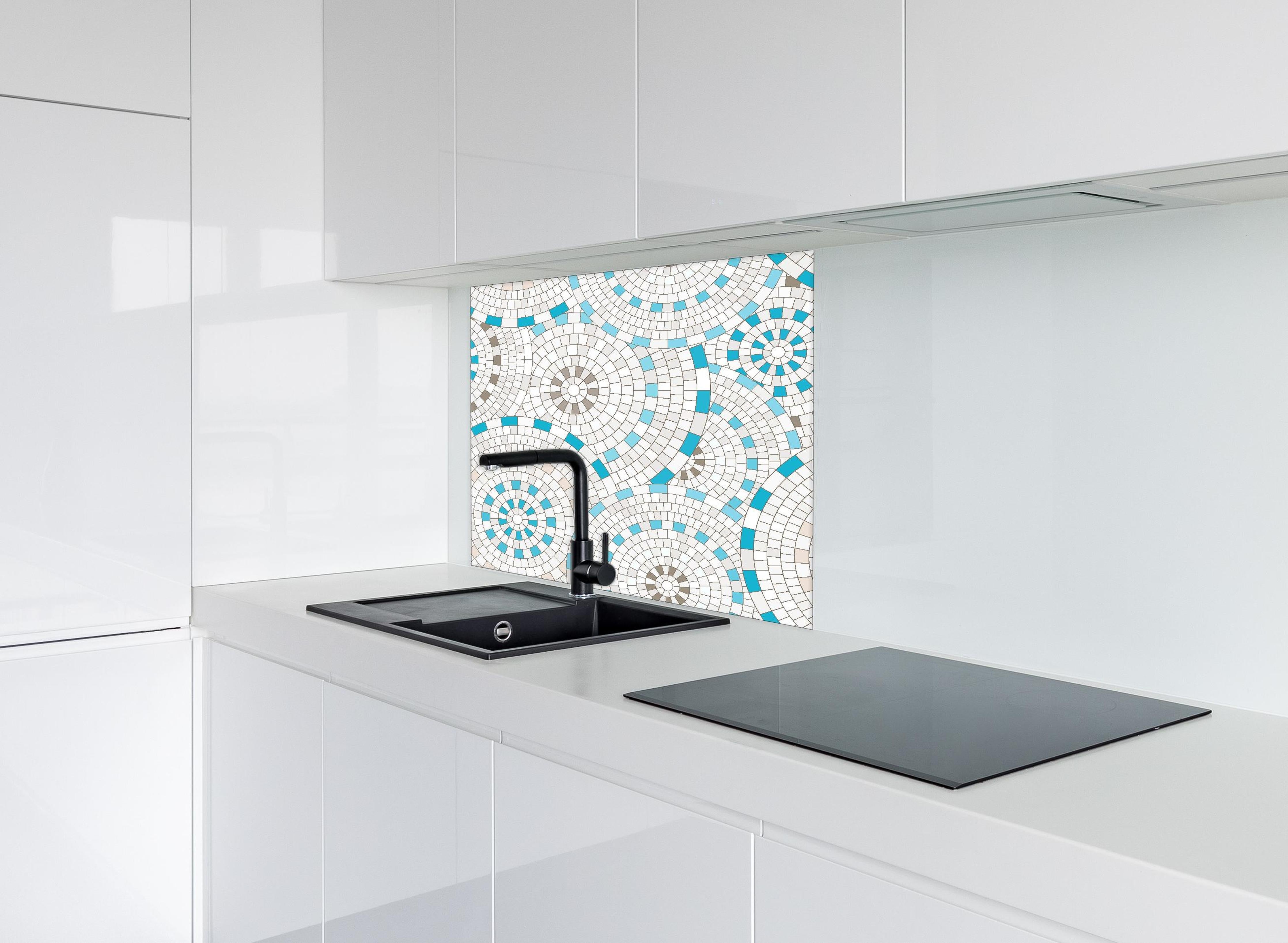 Spritzschutz - Geometrisches Weiß-Blau Mosaik Fliesenmuster hinter einem Cerankochfeld zwischen Holz-Kochutensilien