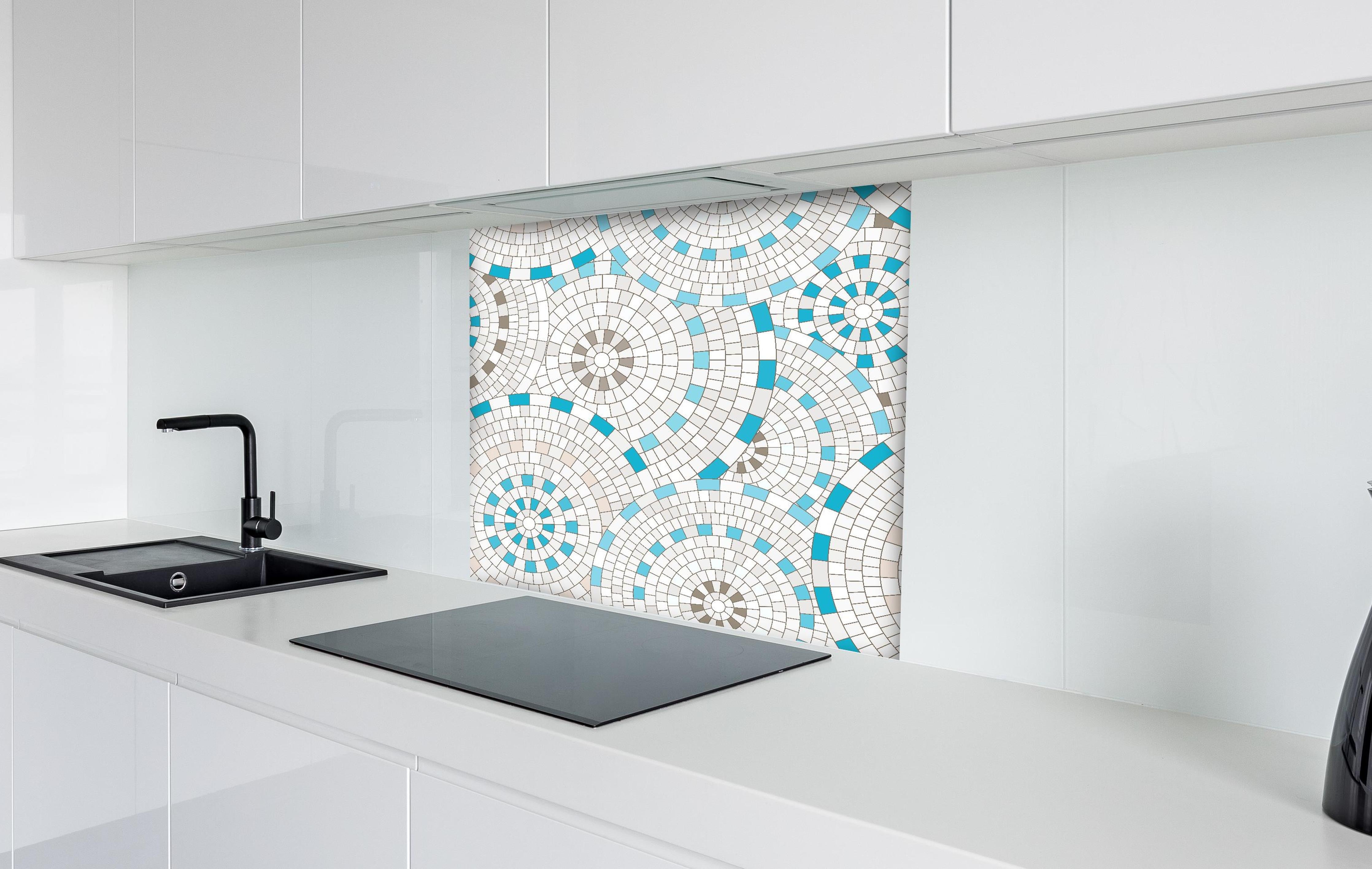 Spritzschutz - Geometrisches Weiß-Blau Mosaik Fliesenmuster hinter einem Cerankochfeld zwischen Holz-Kochutensilien