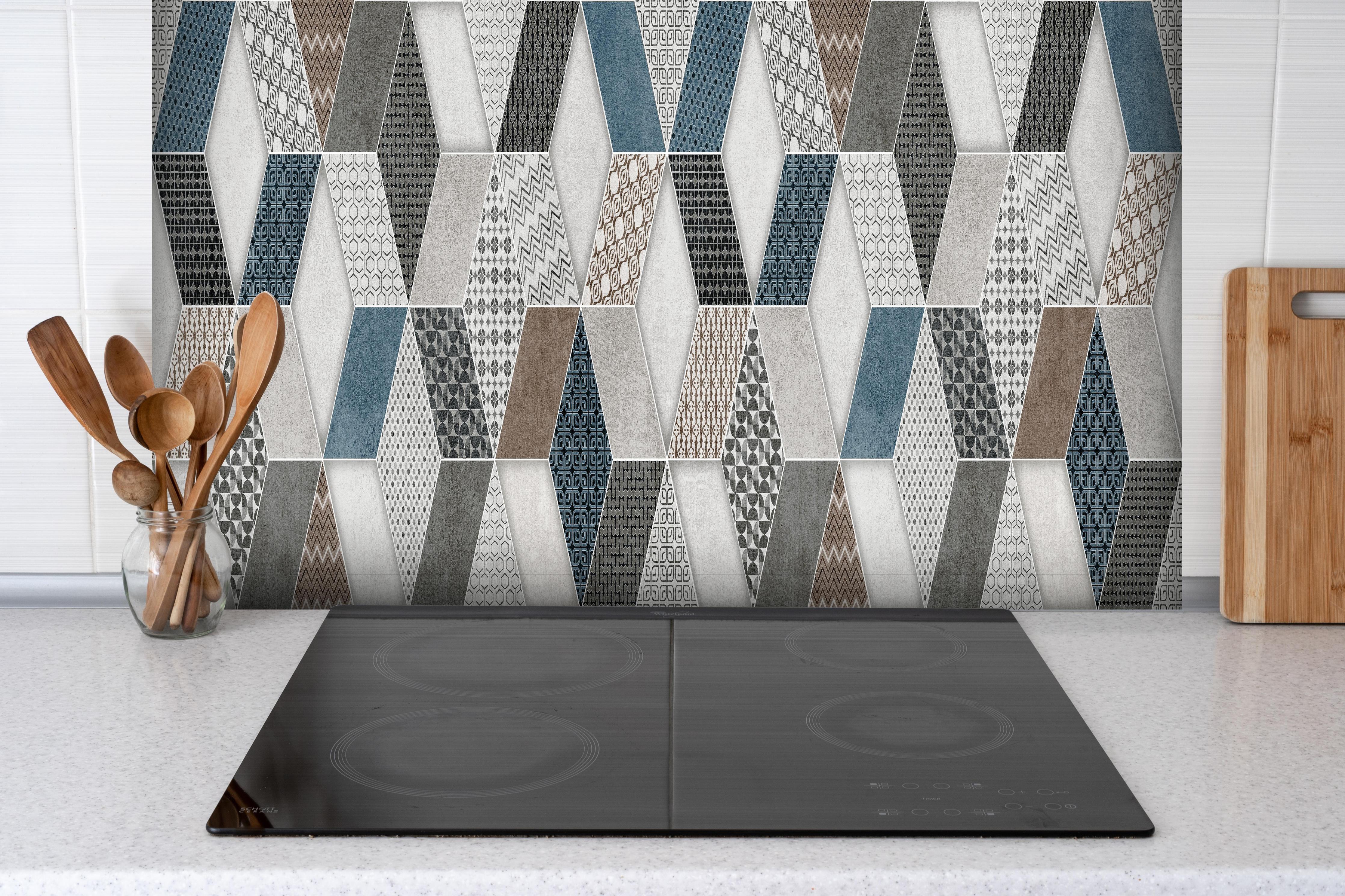 Spritzschutz - Geometrischse Retro-Fliesen Muster hinter einem Cerankochfeld zwischen Holz-Kochutensilien