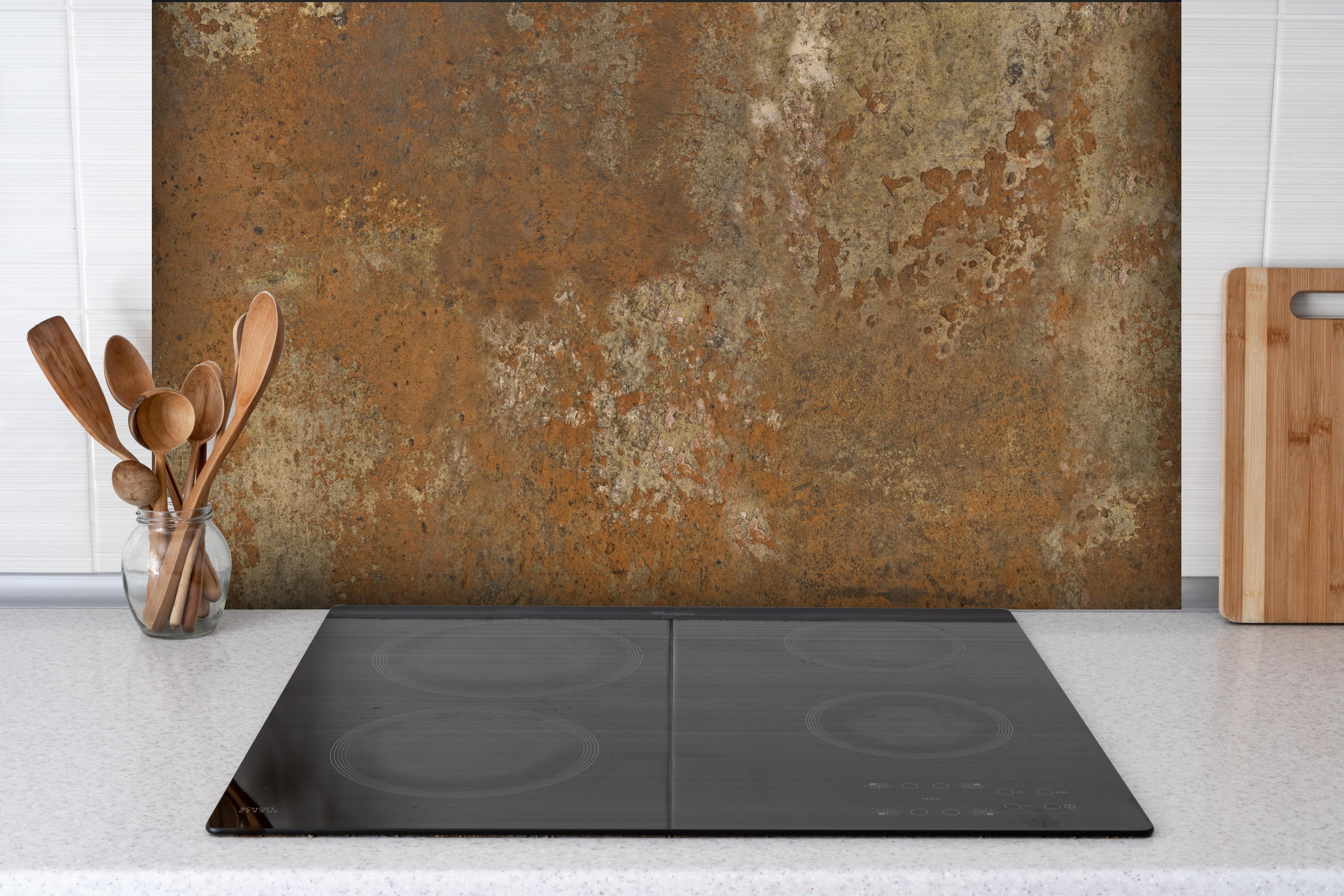 Spritzschutz - Gerösteter Metalltextur hinter einem Cerankochfeld zwischen Holz-Kochutensilien
