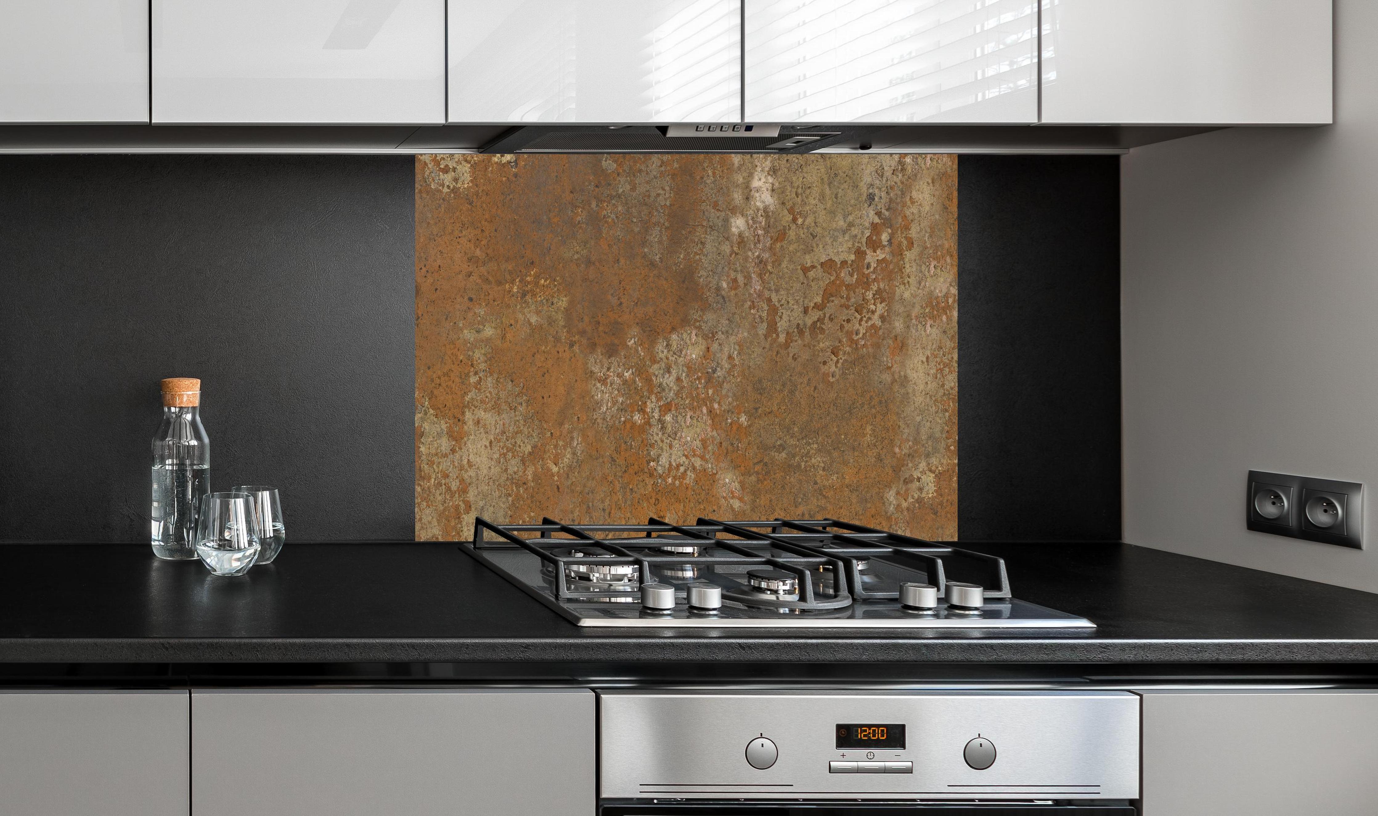 Spritzschutz - Gerösteter Metalltextur hinter einem Cerankochfeld zwischen Holz-Kochutensilien