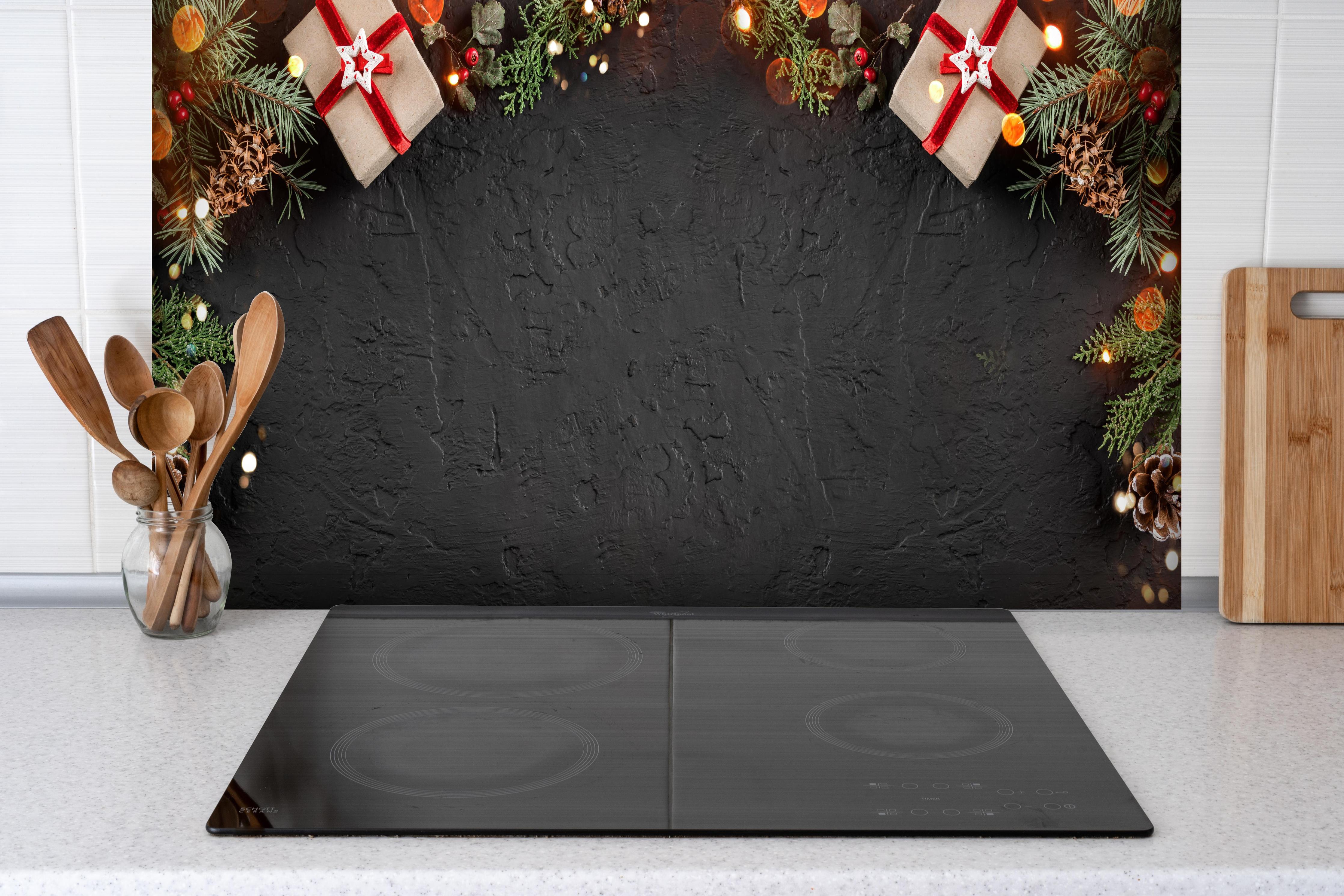 Spritzschutz - Geschenk-Boxen als Rahmen hinter einem Cerankochfeld zwischen Holz-Kochutensilien