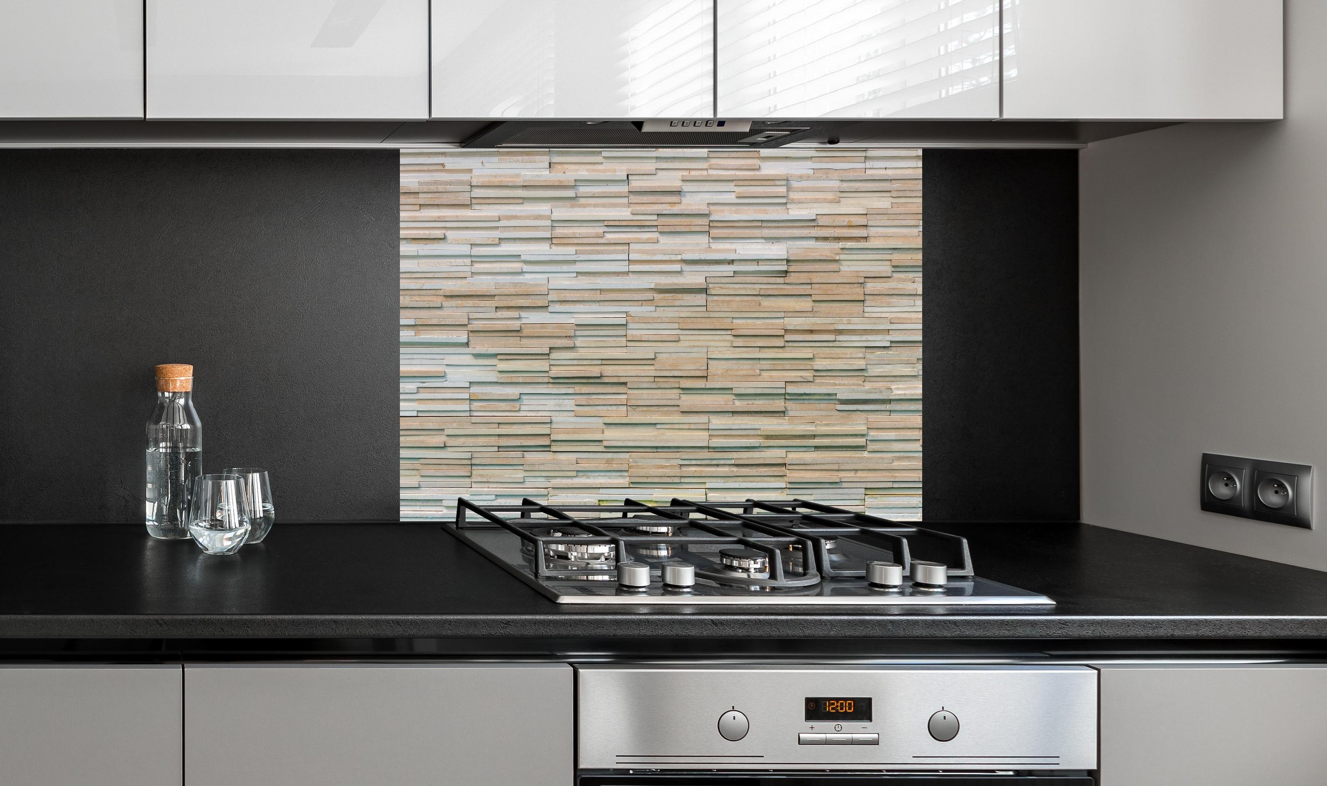 Spritzschutz - Gestapelte Holzplatten Wandverkleidung Natur Look hinter einem Cerankochfeld zwischen Holz-Kochutensilien