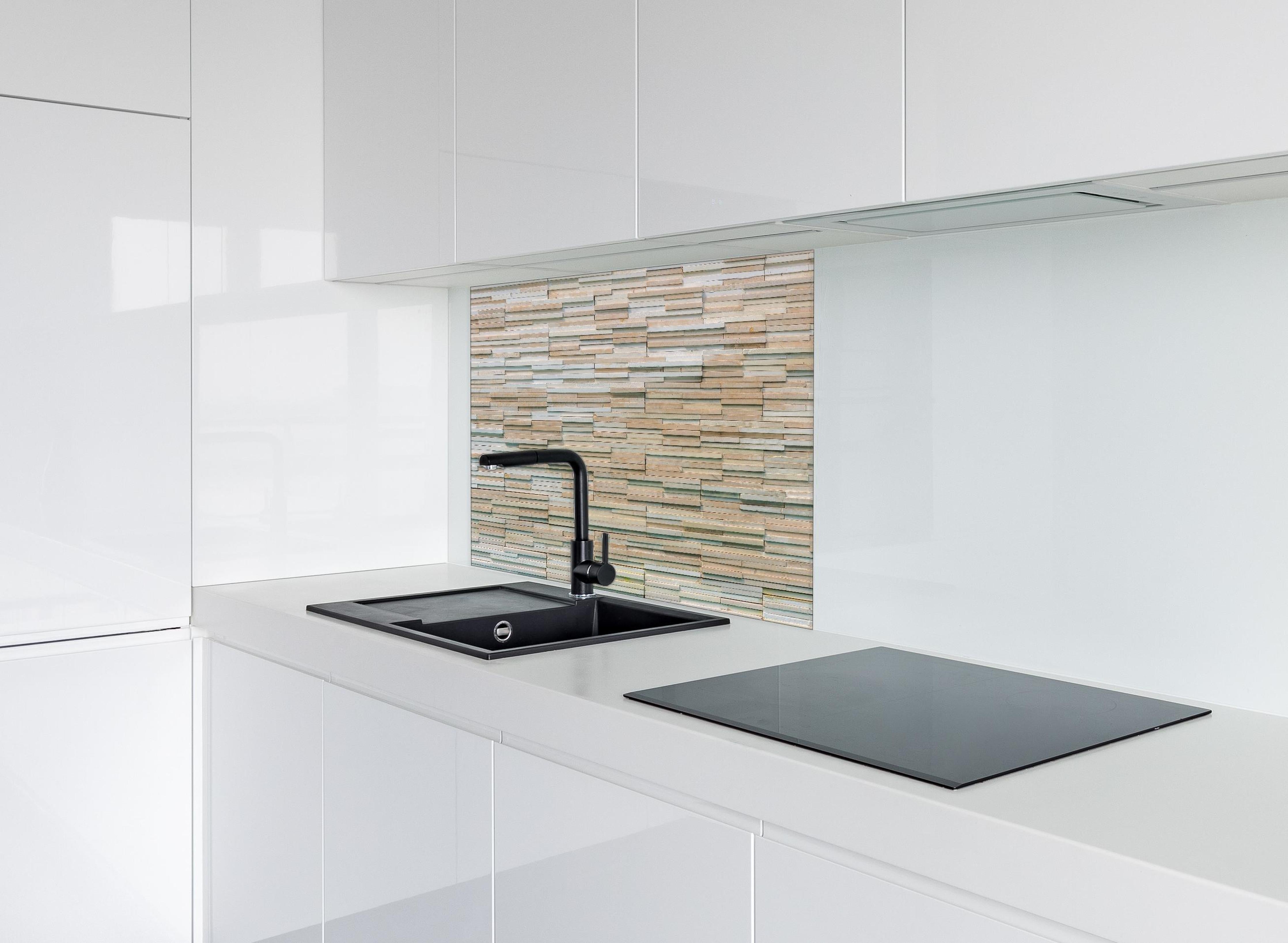 Spritzschutz - Gestapelte Holzplatten Wandverkleidung Natur Look hinter einem Cerankochfeld zwischen Holz-Kochutensilien