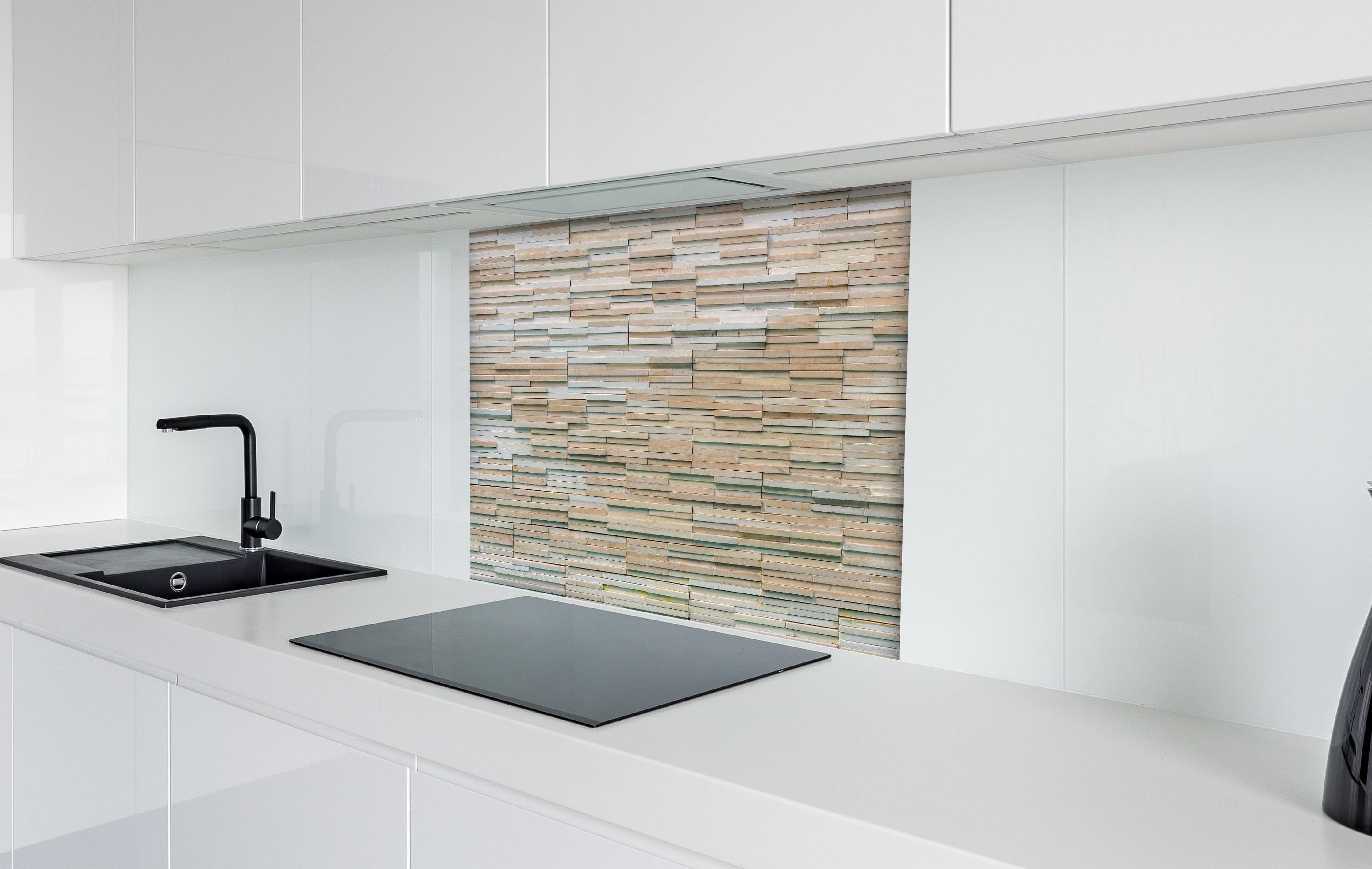 Spritzschutz - Gestapelte Holzplatten Wandverkleidung Natur Look hinter einem Cerankochfeld zwischen Holz-Kochutensilien