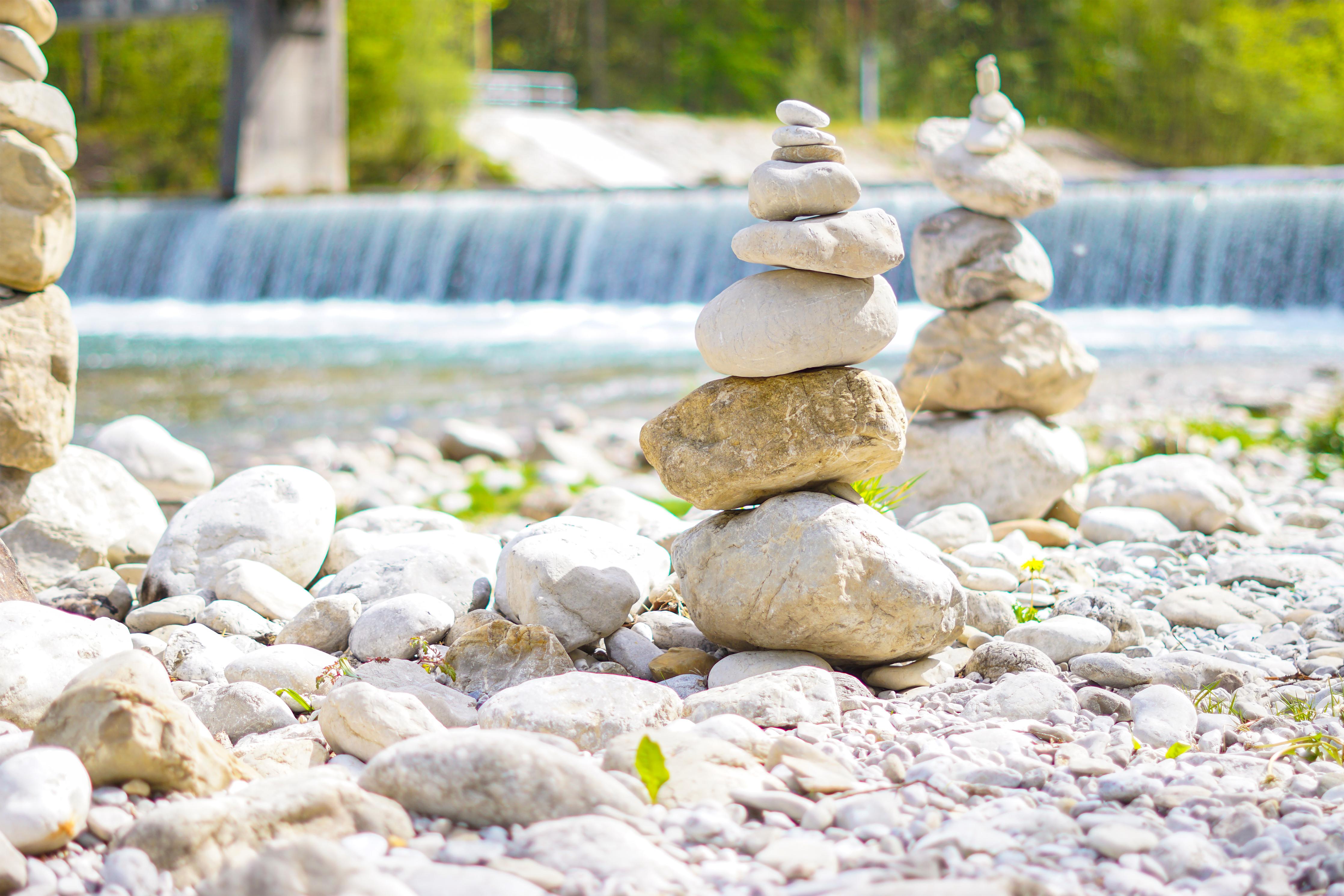 Spritzschutz-Gestapelte Steine am Fluss in Weiß-Grau