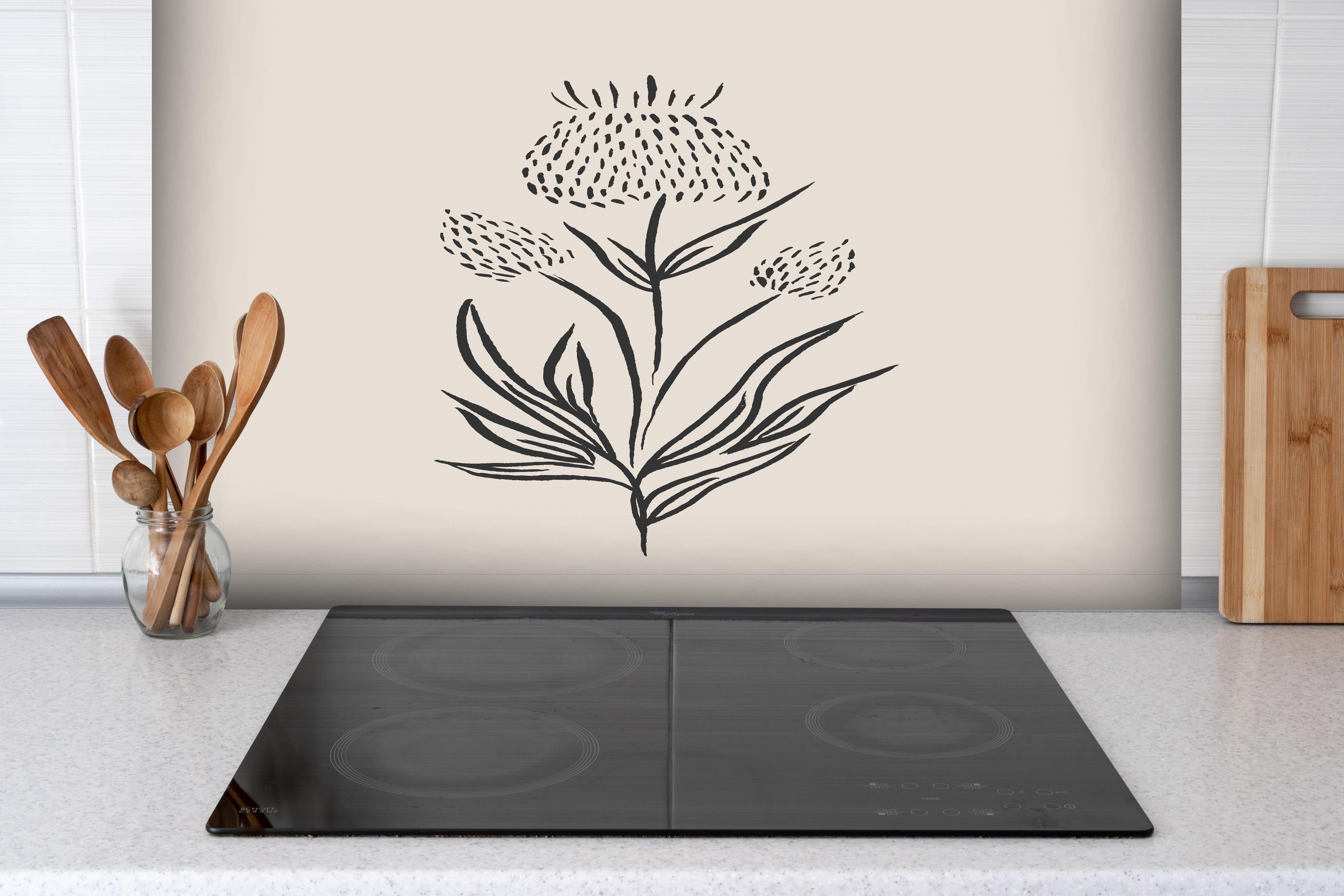 Spritzschutz - Gestrichelte Blume hinter einem Cerankochfeld zwischen Holz-Kochutensilien