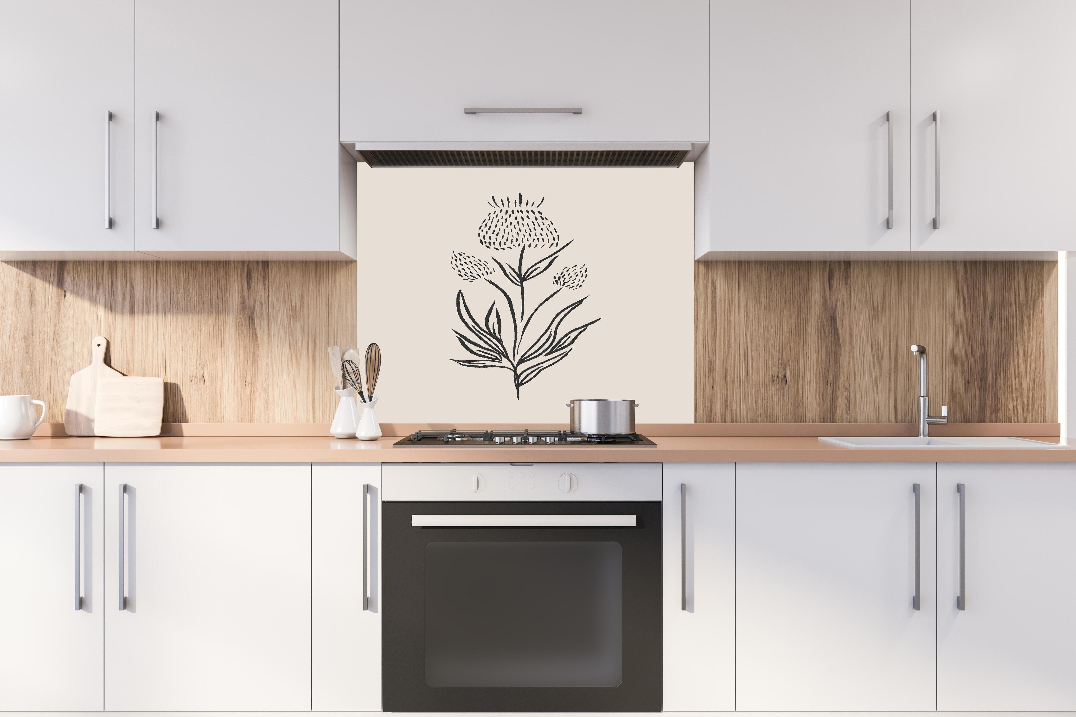 Spritzschutz - Gestrichelte Blume hinter einem Cerankochfeld zwischen Holz-Kochutensilien