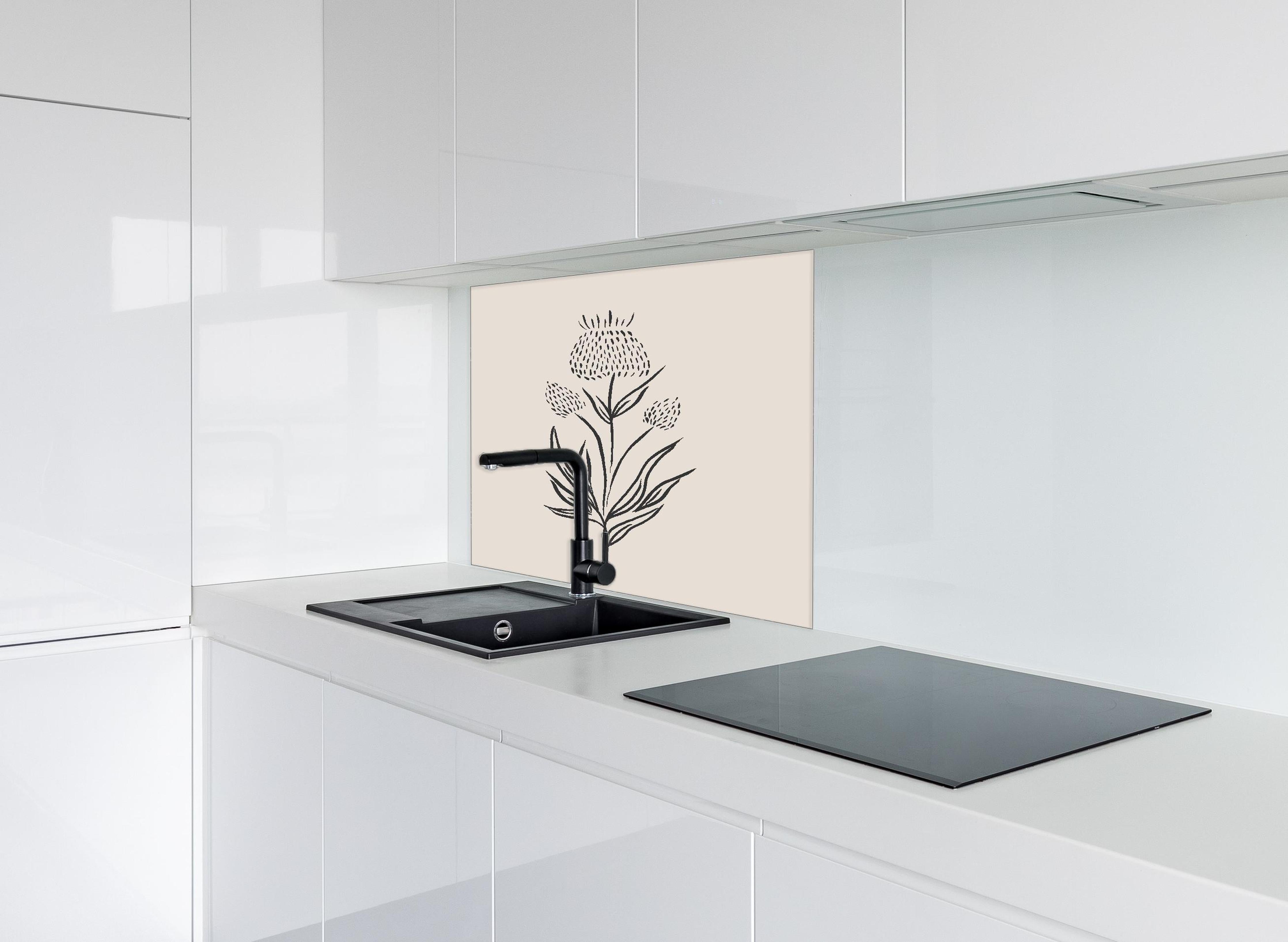 Spritzschutz - Gestrichelte Blume hinter einem Cerankochfeld zwischen Holz-Kochutensilien