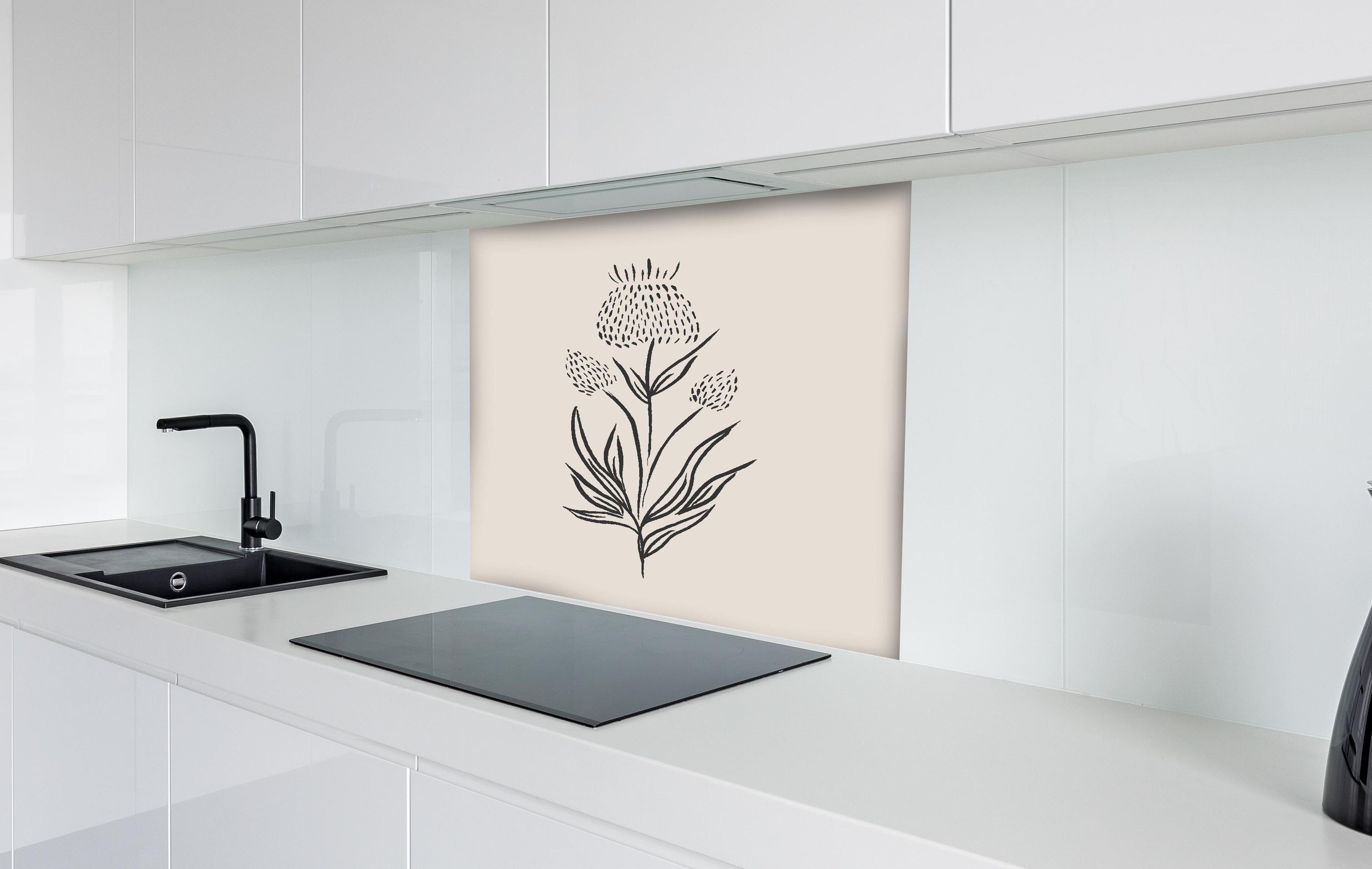 Spritzschutz - Gestrichelte Blume hinter einem Cerankochfeld zwischen Holz-Kochutensilien