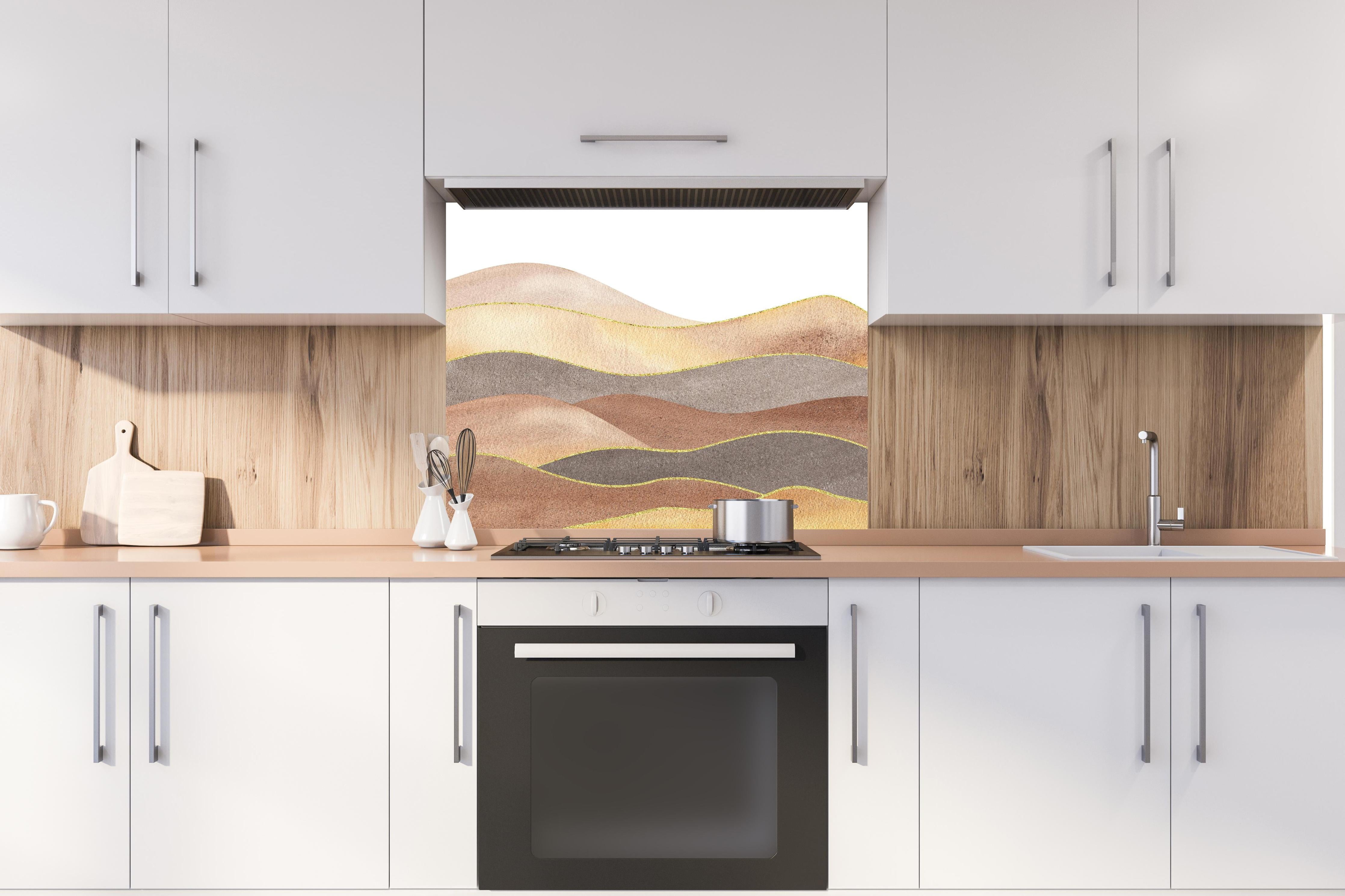 Spritzschutz - Gewellte Bergsilhouette - Aquarellformen hinter einem Cerankochfeld zwischen Holz-Kochutensilien