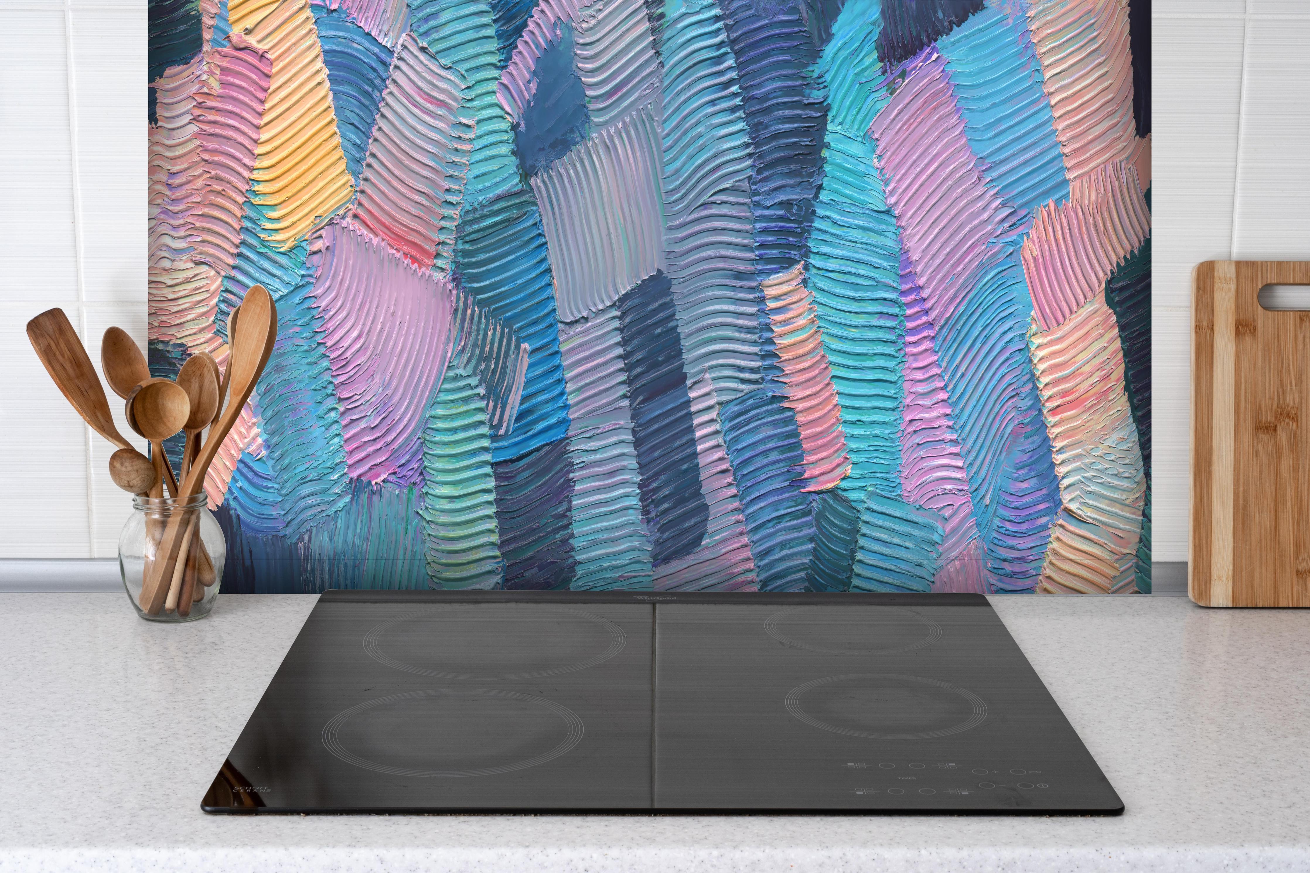 Spritzschutz - Gewellte Ölfarbentexturen hinter einem Cerankochfeld zwischen Holz-Kochutensilien