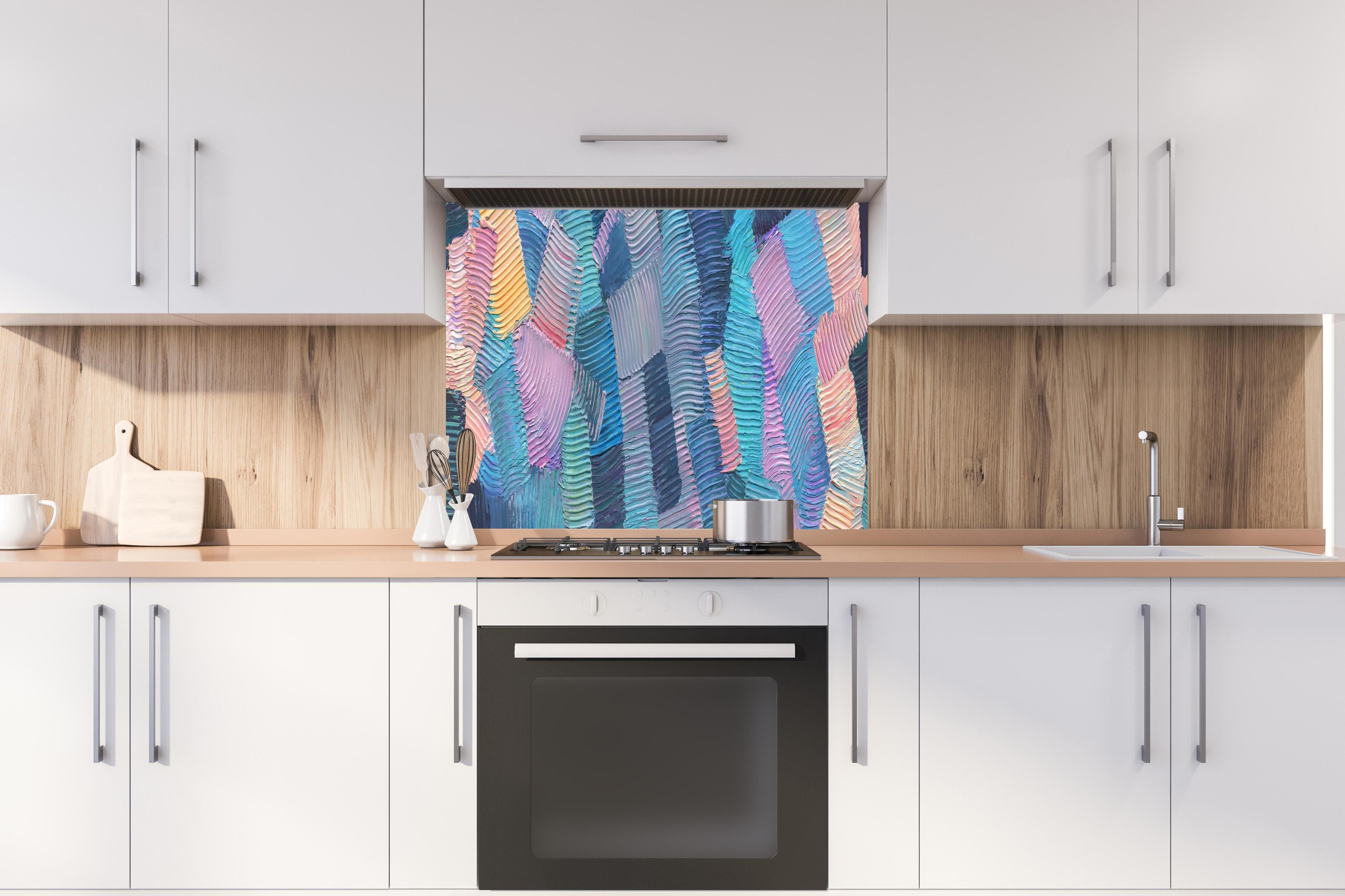 Spritzschutz - Gewellte Ölfarbentexturen hinter einem Cerankochfeld zwischen Holz-Kochutensilien