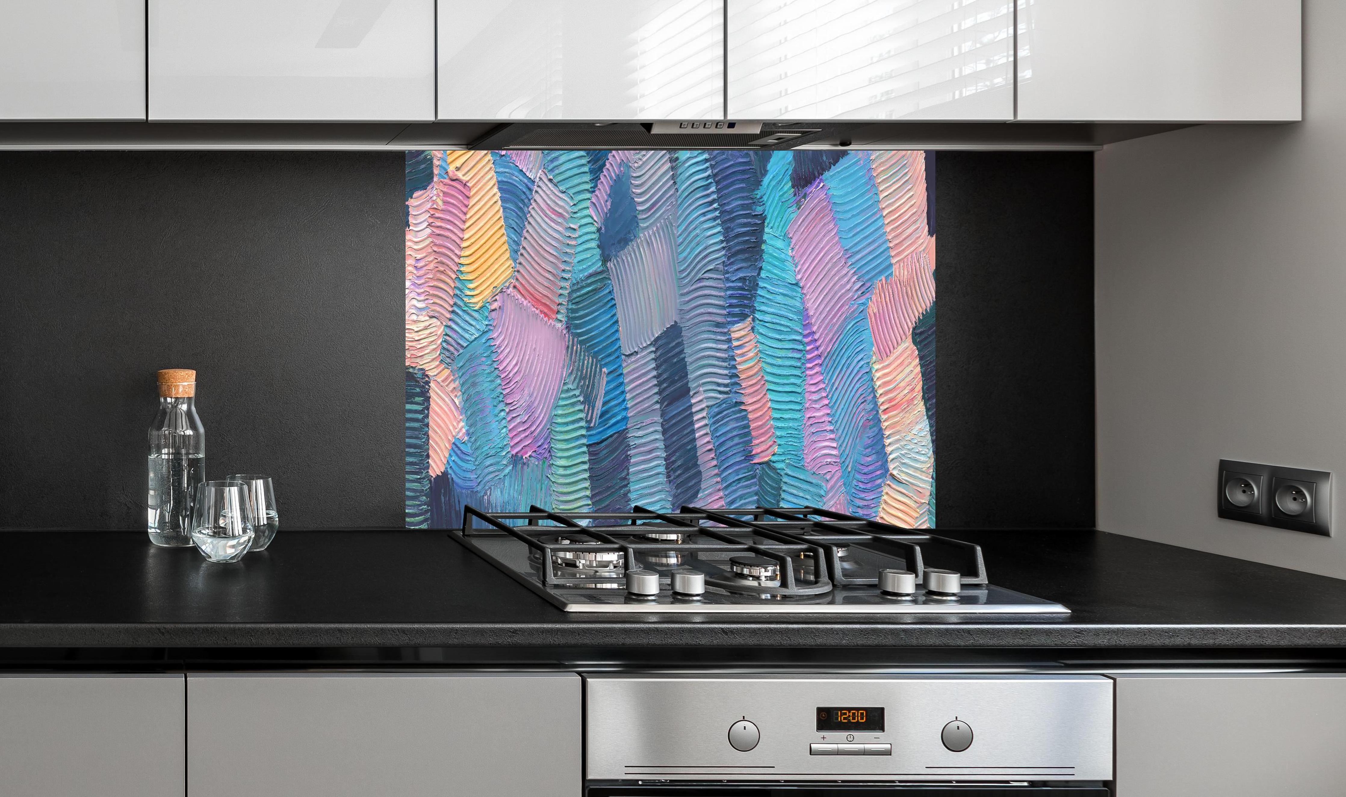 Spritzschutz - Gewellte Ölfarbentexturen hinter einem Cerankochfeld zwischen Holz-Kochutensilien