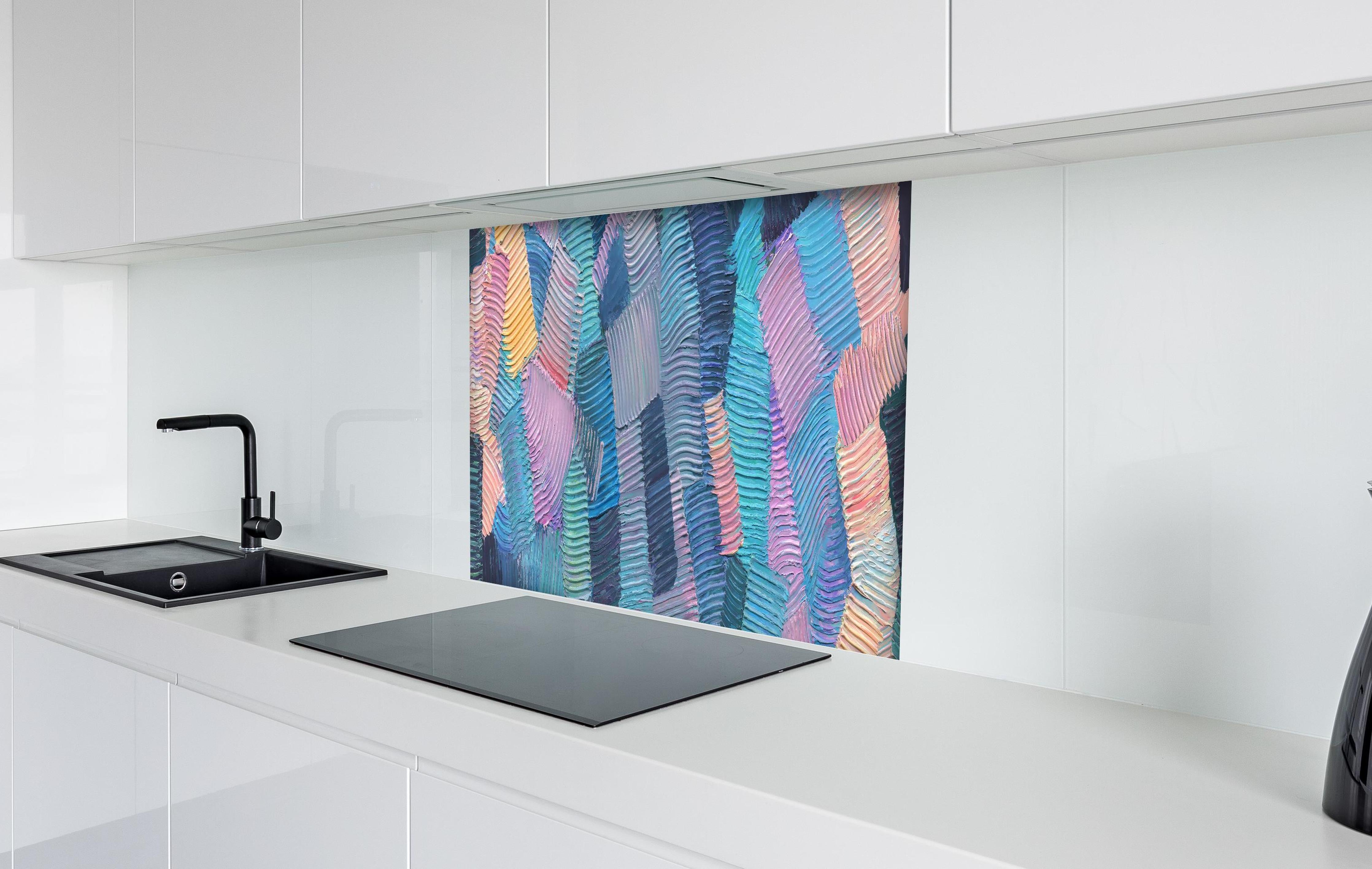 Spritzschutz - Gewellte Ölfarbentexturen hinter einem Cerankochfeld zwischen Holz-Kochutensilien