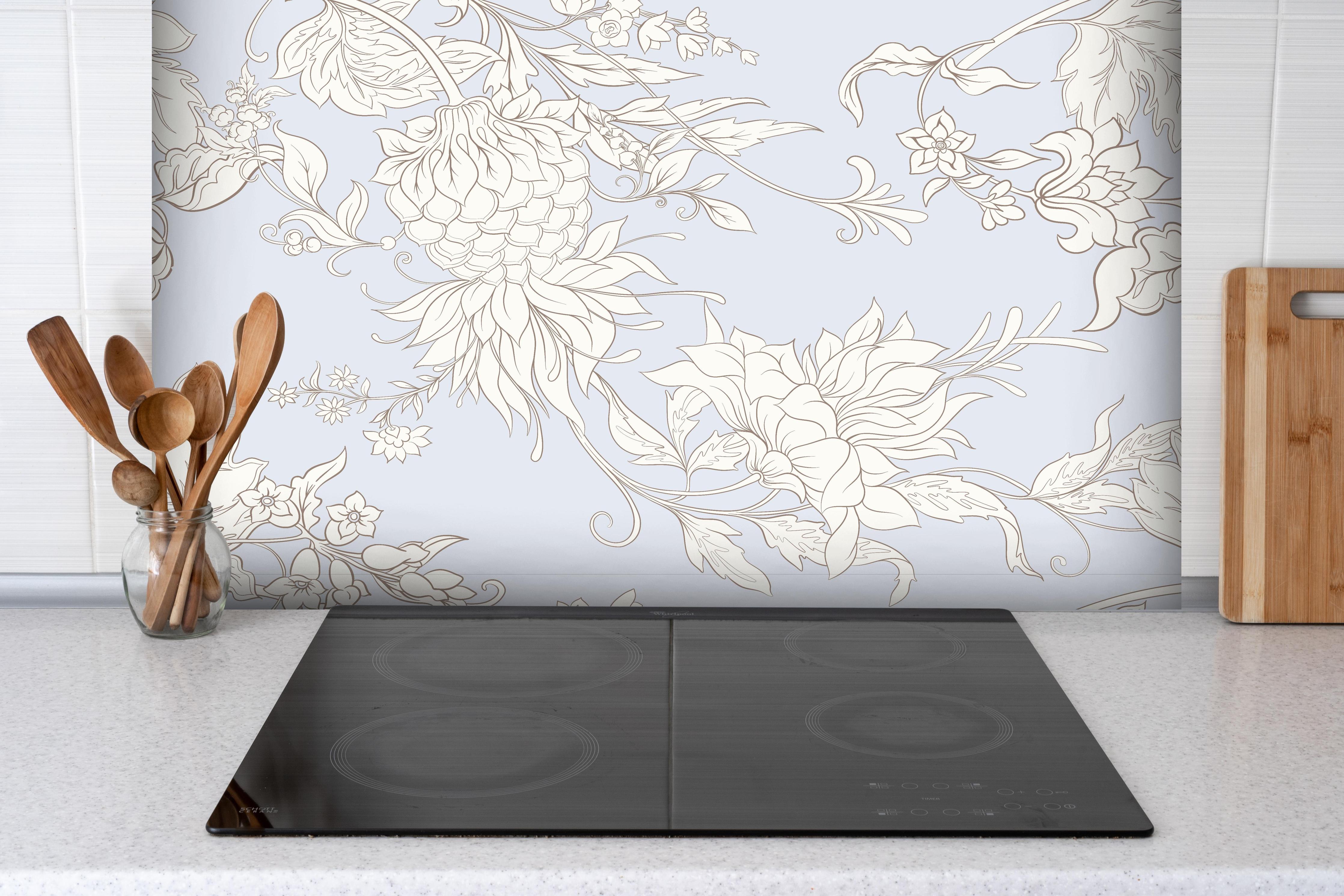 Spritzschutz - Gezeichnete Fantasie Blumen in Weiß und Grau hinter einem Cerankochfeld zwischen Holz-Kochutensilien
