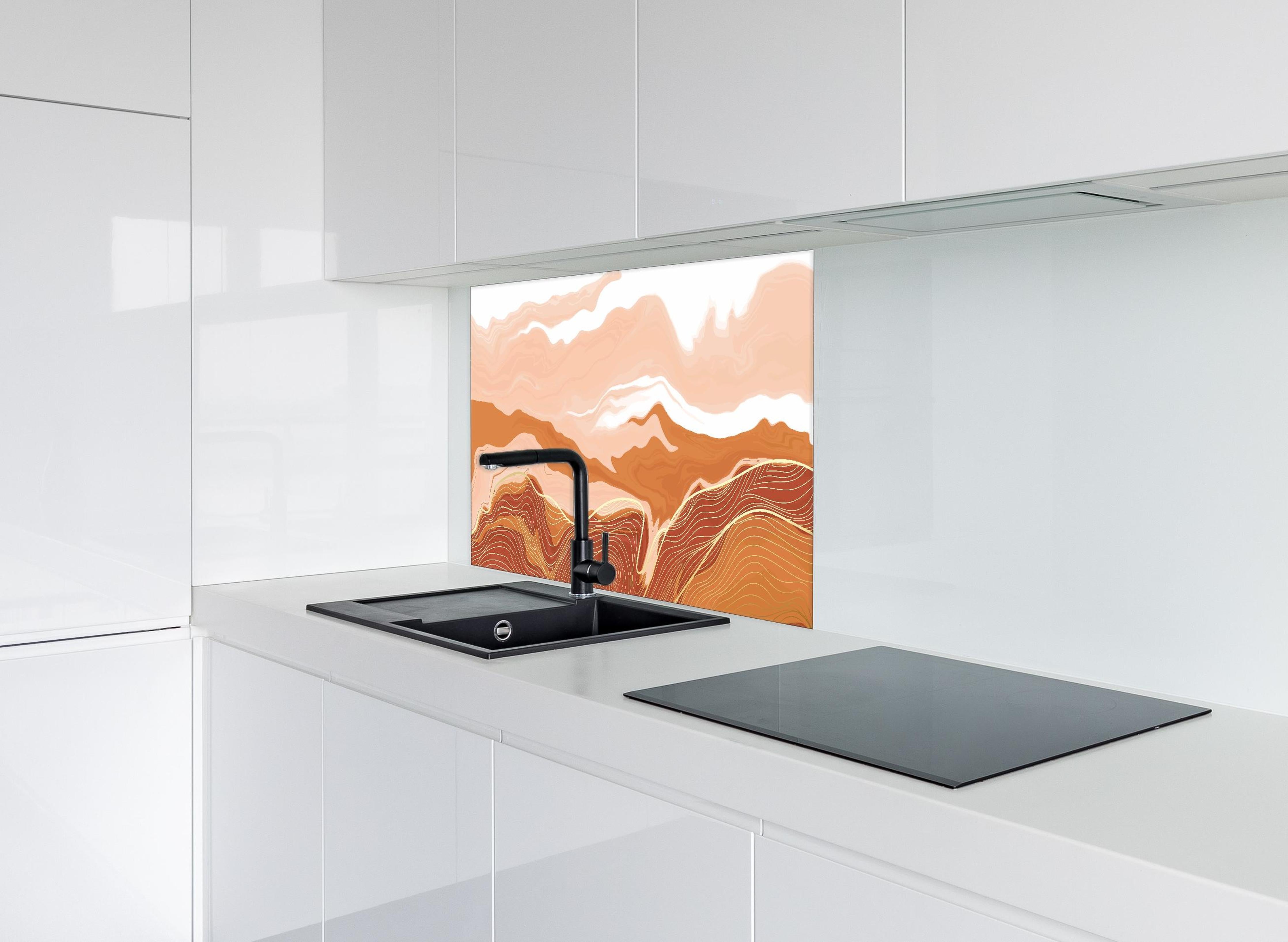 Spritzschutz - Gezeichnete abstrakte Wüstenberge hinter einem Cerankochfeld zwischen Holz-Kochutensilien