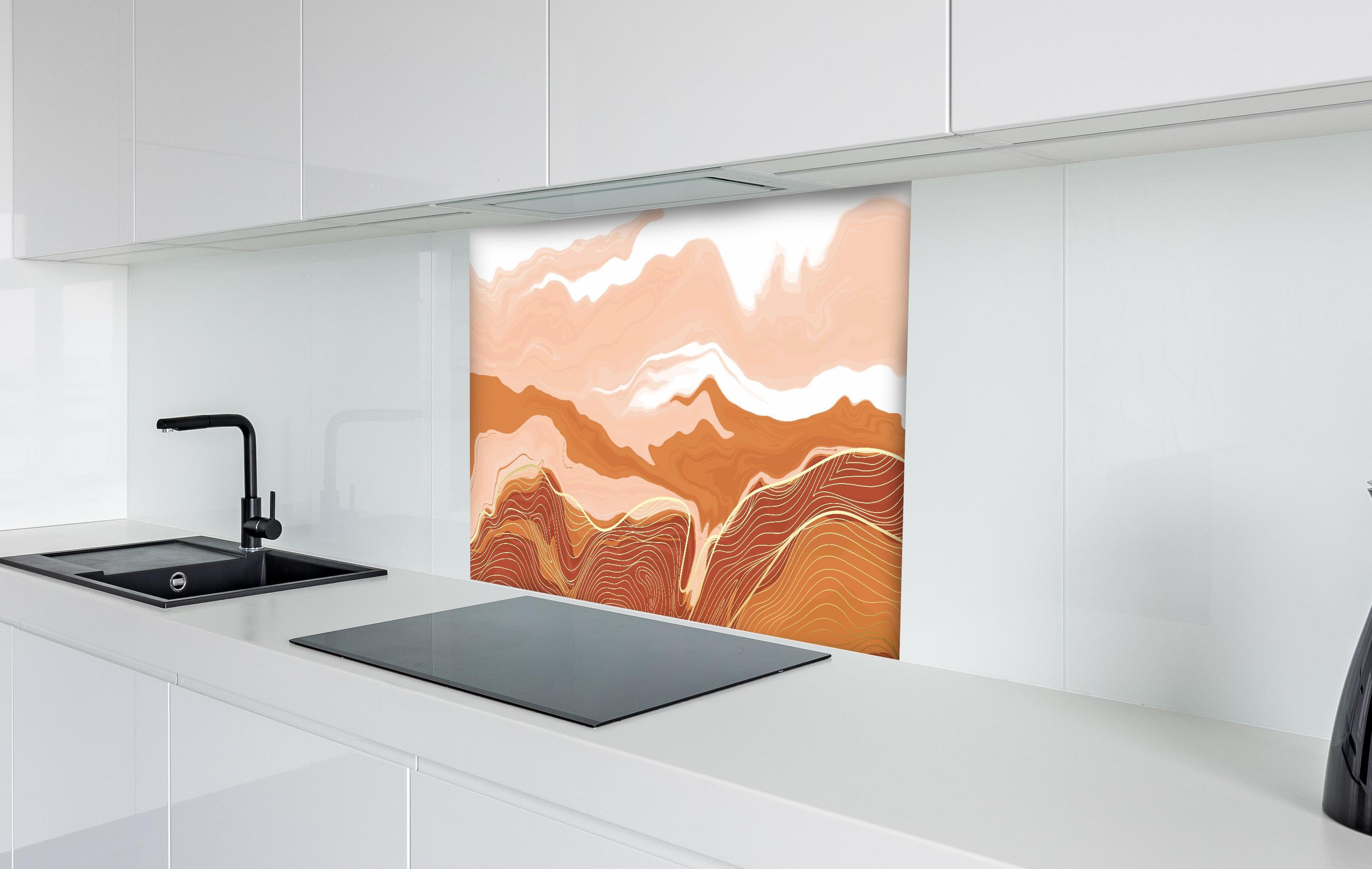 Spritzschutz - Gezeichnete abstrakte Wüstenberge hinter einem Cerankochfeld zwischen Holz-Kochutensilien