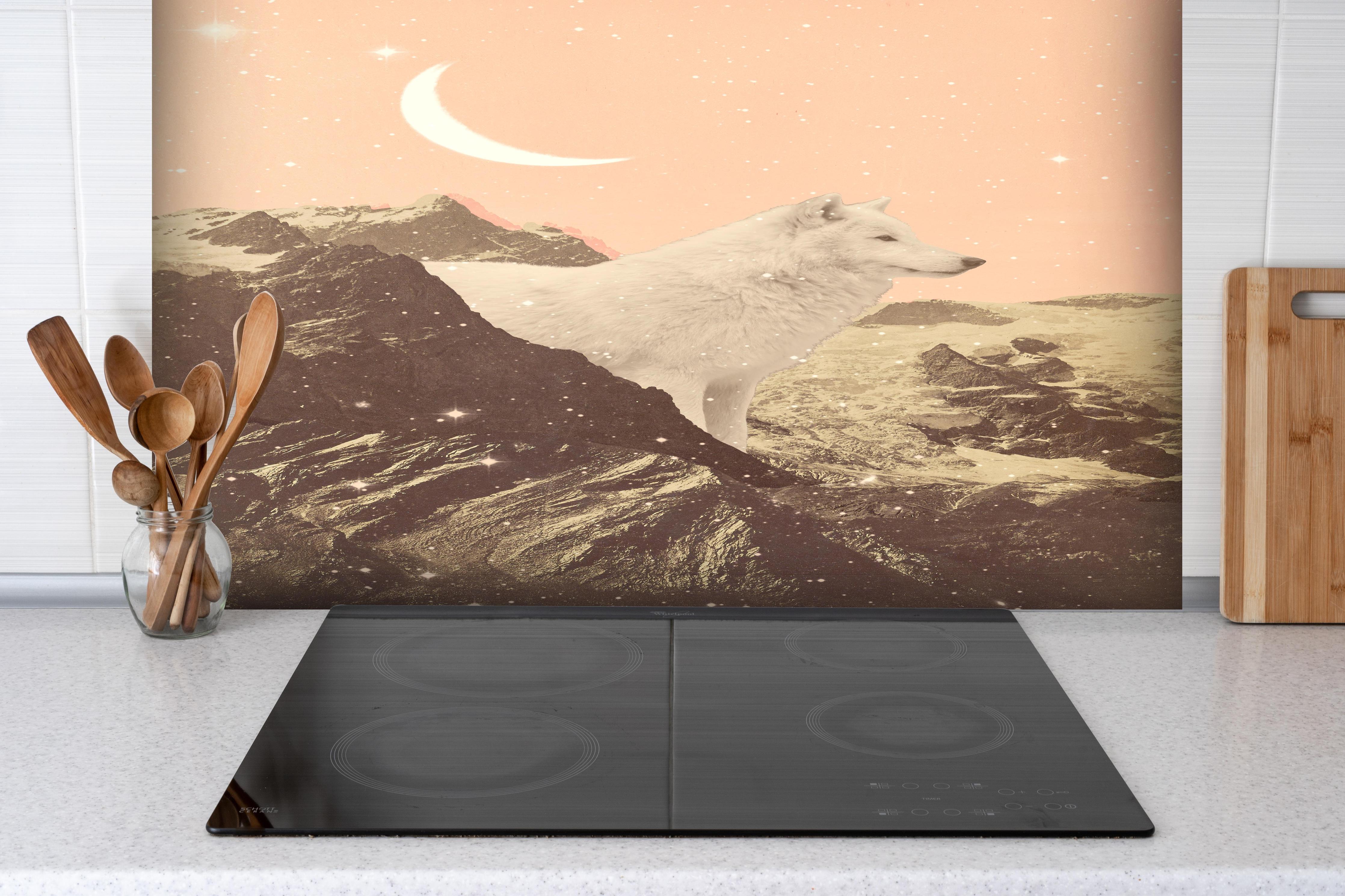 Spritzschutz - Gigantischer Weißer Wolf in Bergnacht hinter einem Cerankochfeld zwischen Holz-Kochutensilien