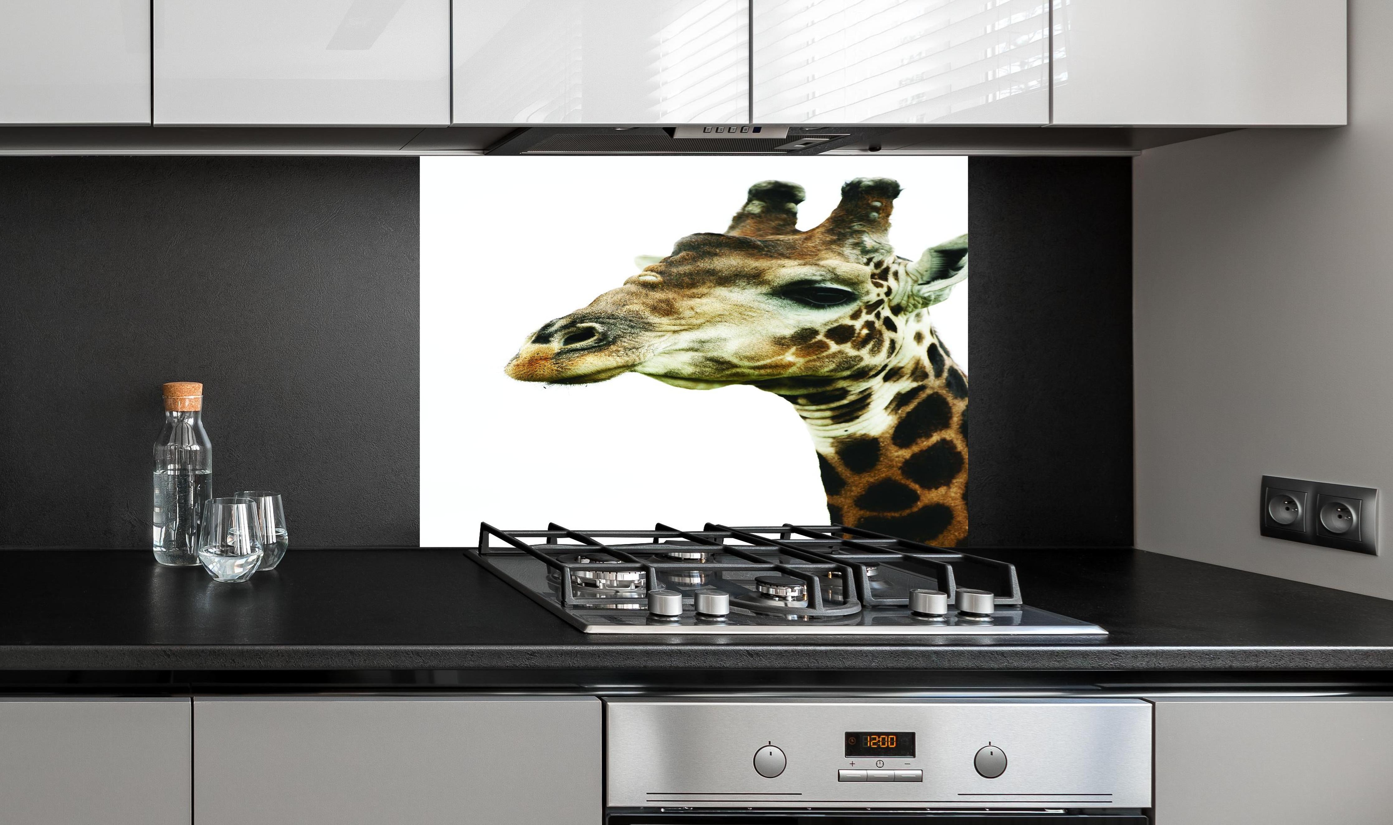 Spritzschutz - Giraffe - Nahaufnahme hinter einem Cerankochfeld zwischen Holz-Kochutensilien