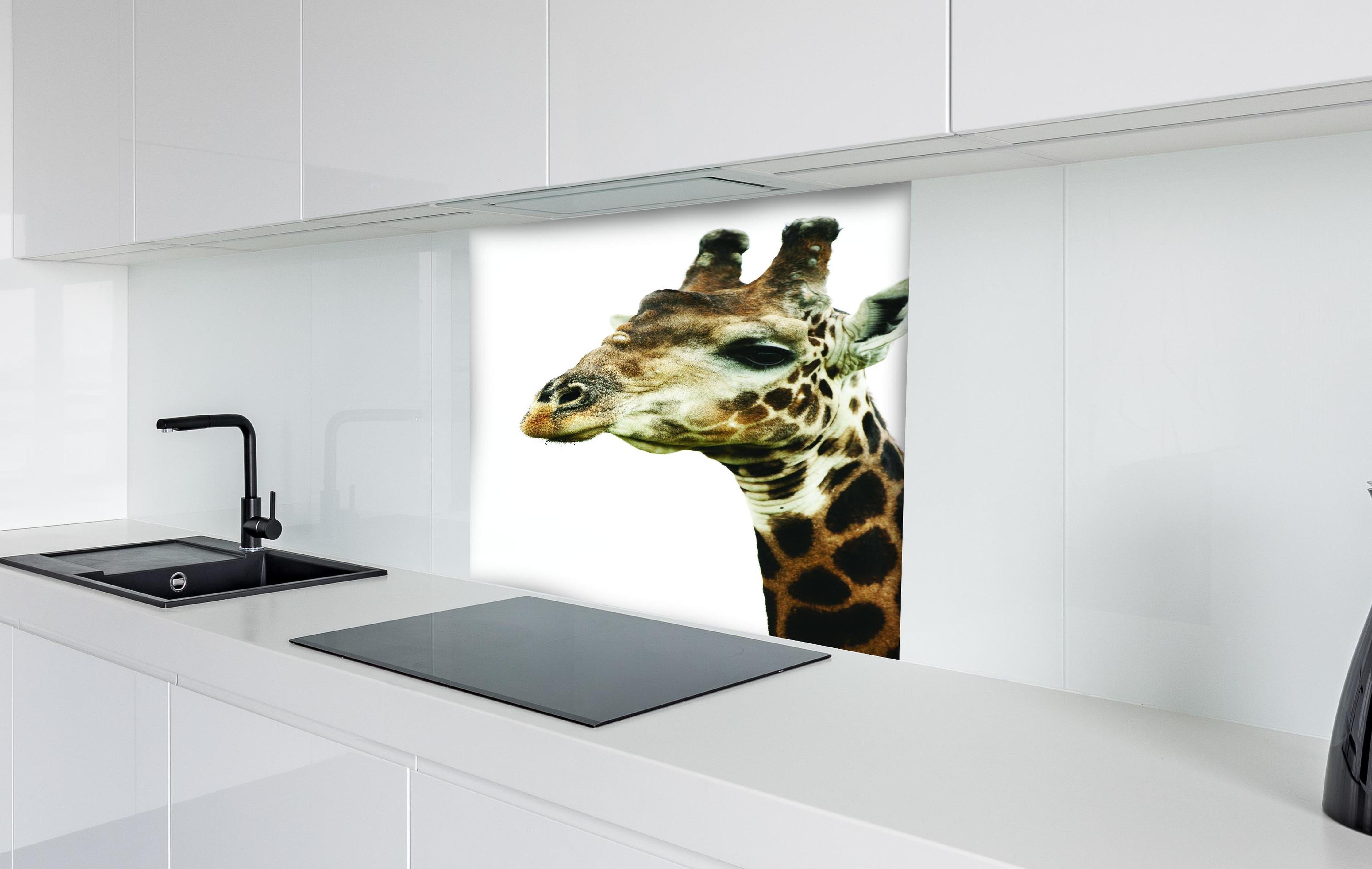 Spritzschutz - Giraffe - Nahaufnahme hinter einem Cerankochfeld zwischen Holz-Kochutensilien