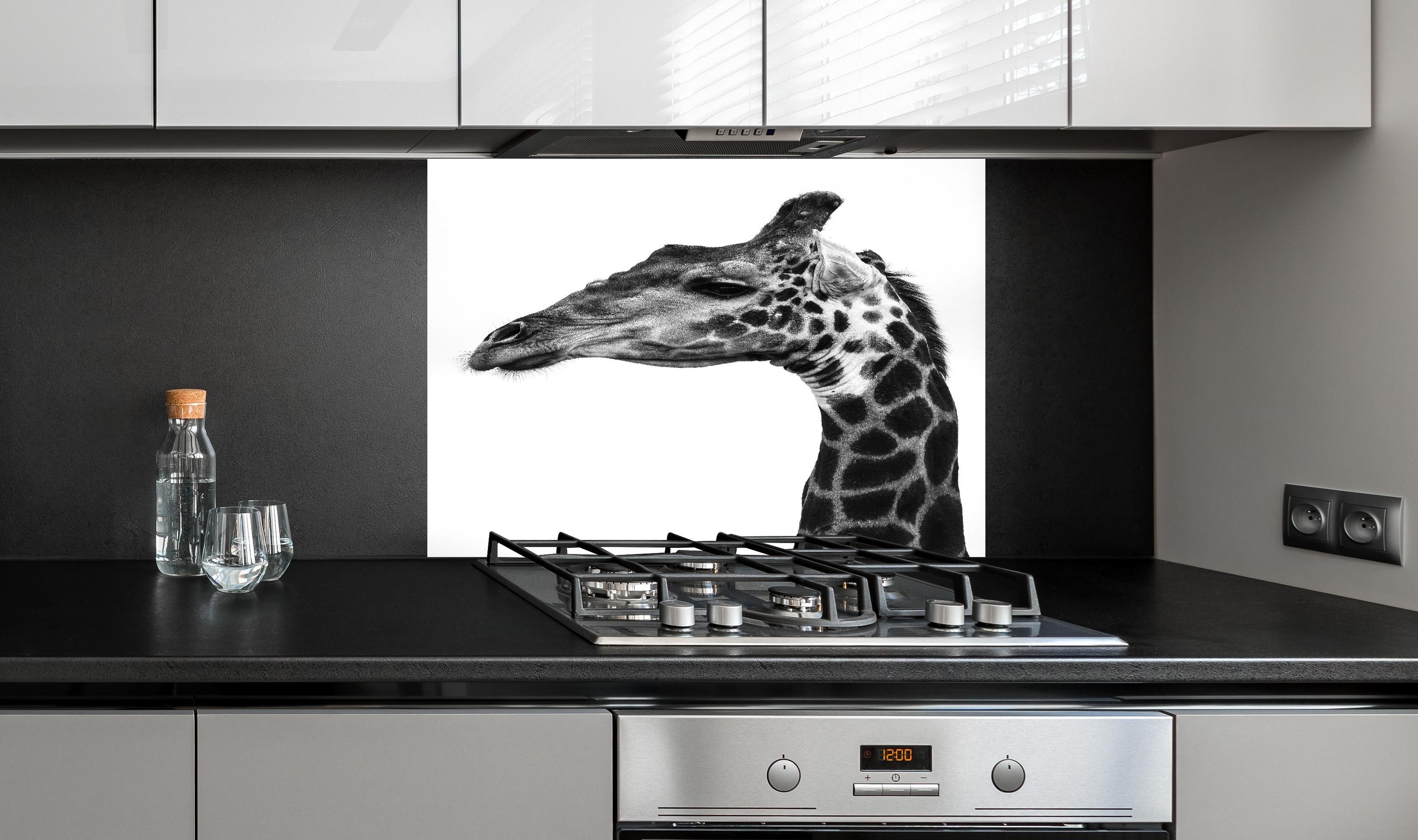 Spritzschutz - Giraffe - schwarz-weiß hinter einem Cerankochfeld zwischen Holz-Kochutensilien