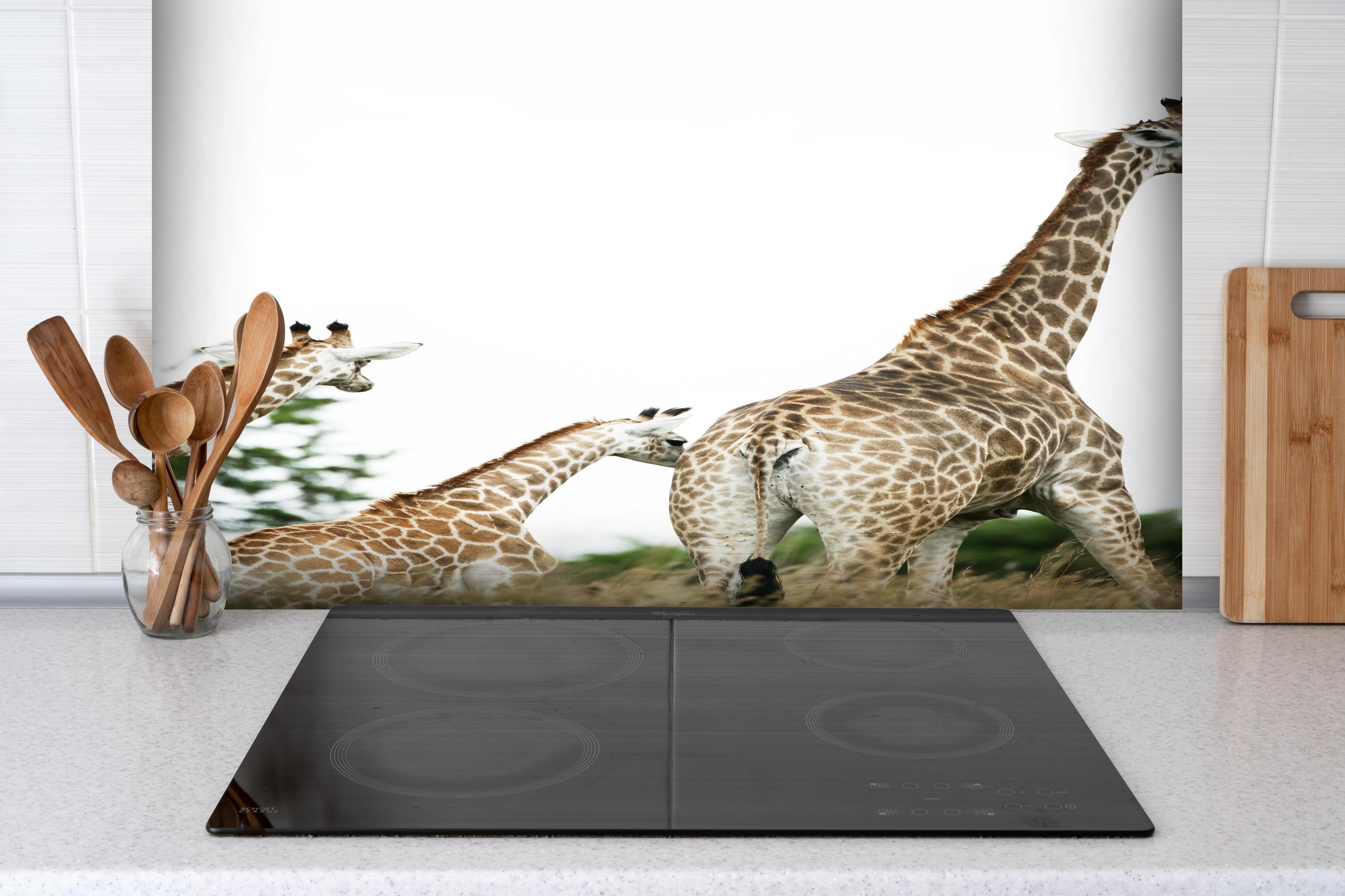 Spritzschutz - Giraffen Familie - hell hinter einem Cerankochfeld zwischen Holz-Kochutensilien